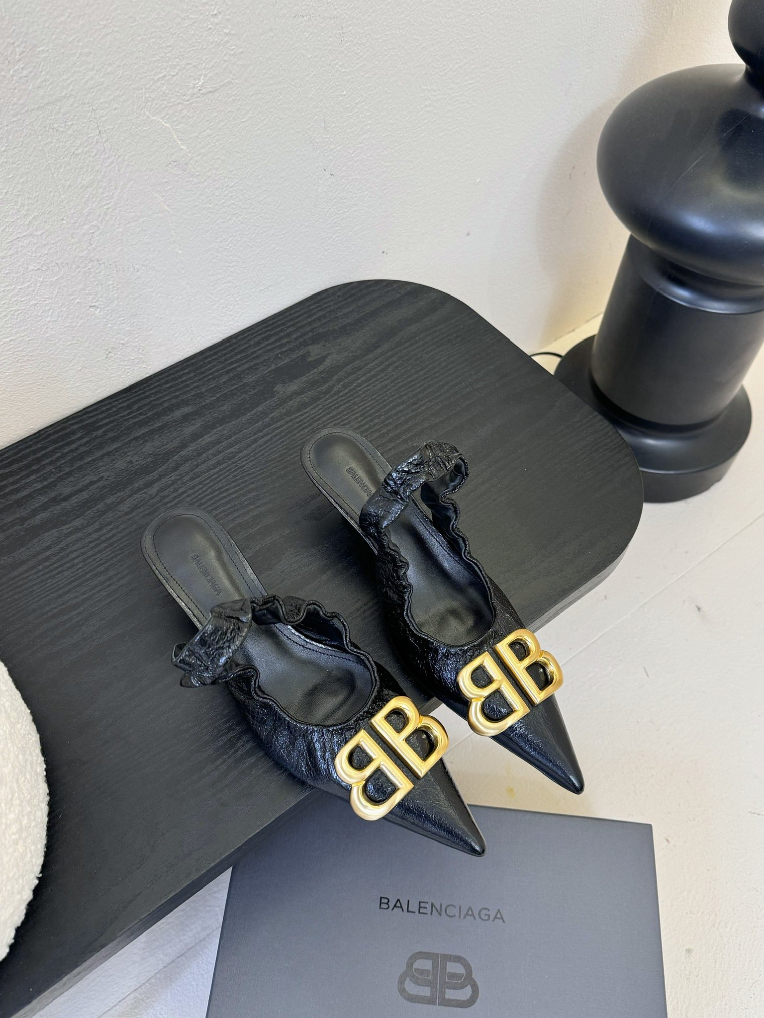 
BALENCIA新款高跟鞋凉鞋

超有气质妥妥的自留款/上脚尤为惊艳，闭眼入都是不会后悔·

进口牛油