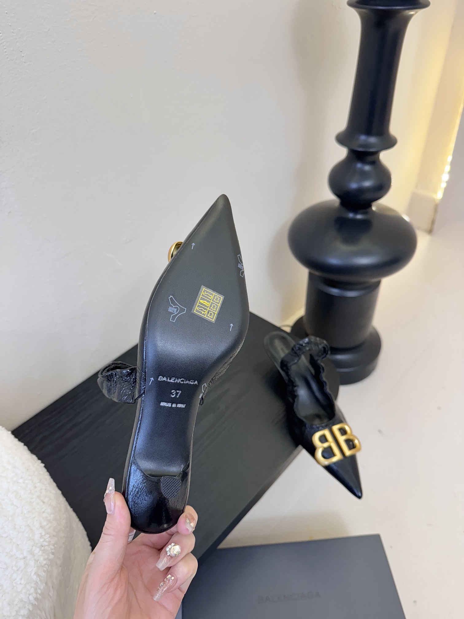 
BALENCIA新款高跟鞋凉鞋

超有气质妥妥的自留款/上脚尤为惊艳，闭眼入都是不会后悔·

进口牛油