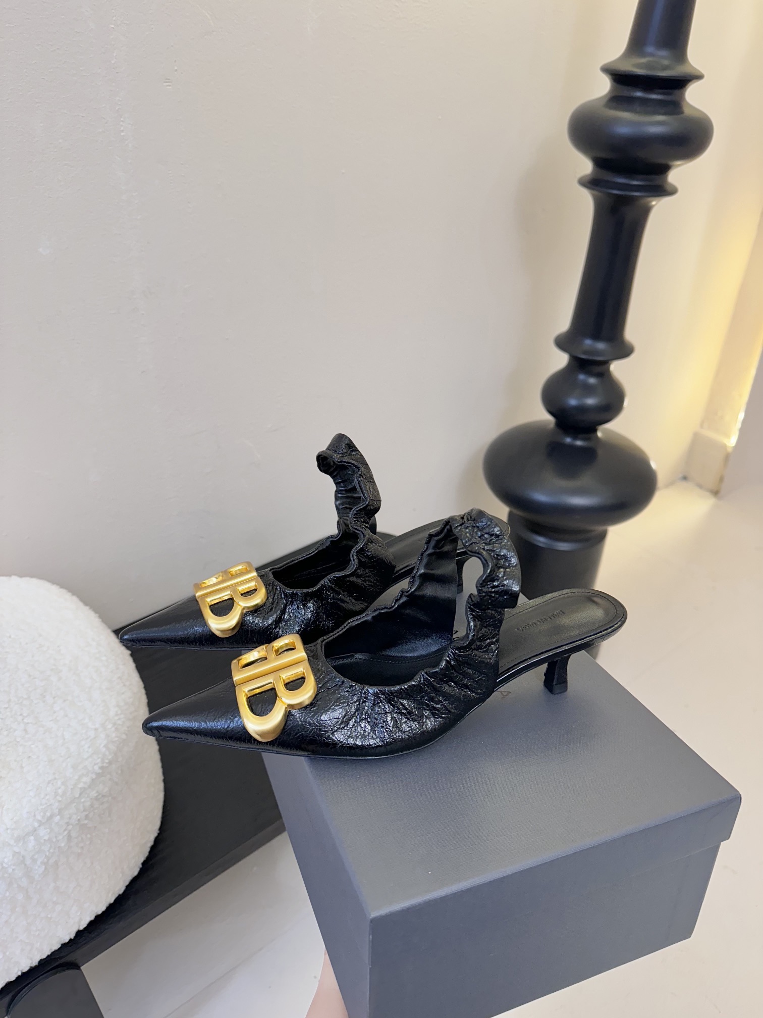 
BALENCIA新款高跟鞋凉鞋

超有气质妥妥的自留款/上脚尤为惊艳，闭眼入都是不会后悔·

进口牛油