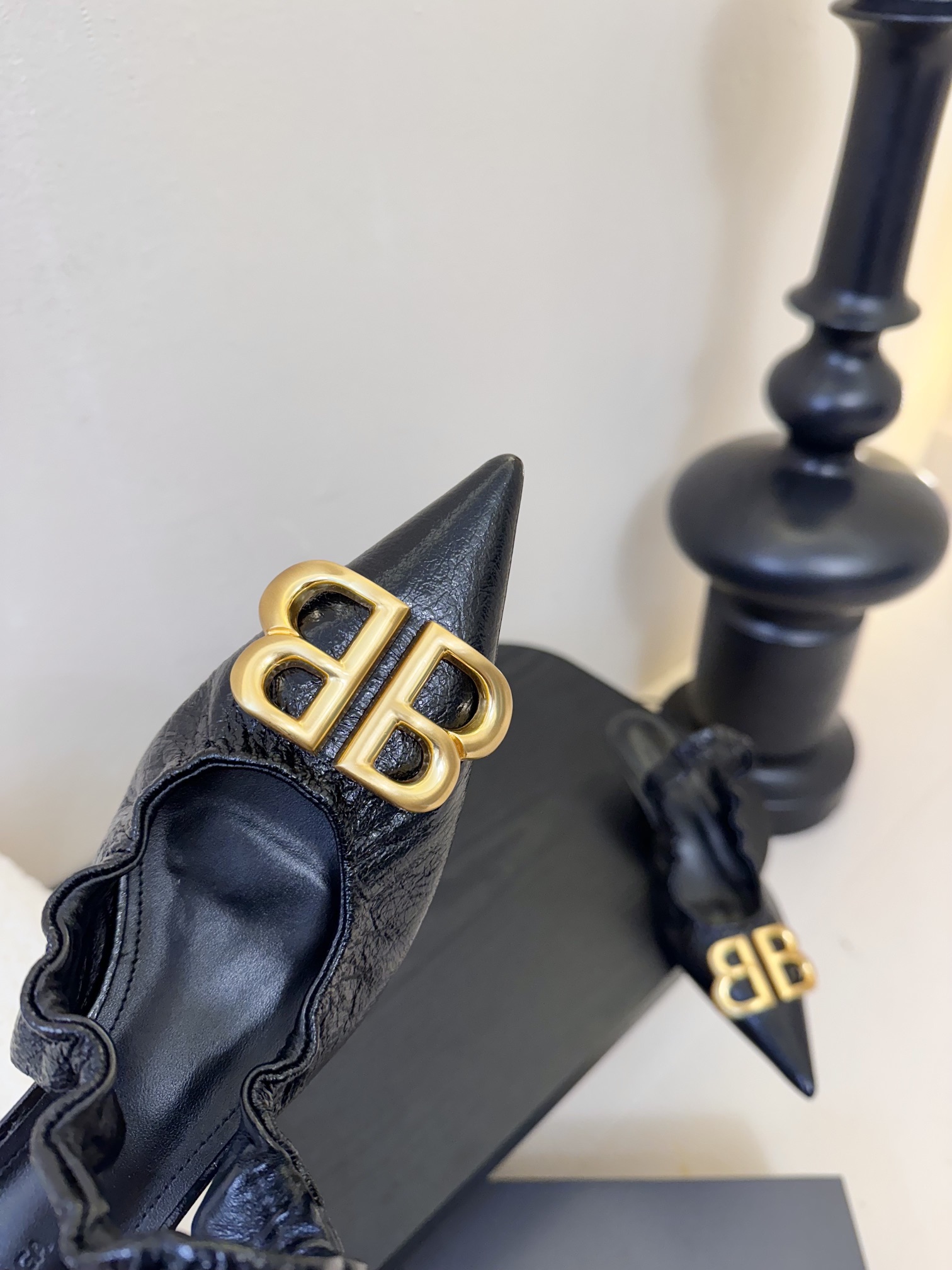 
BALENCIA新款高跟鞋凉鞋

超有气质妥妥的自留款/上脚尤为惊艳，闭眼入都是不会后悔·

进口牛油