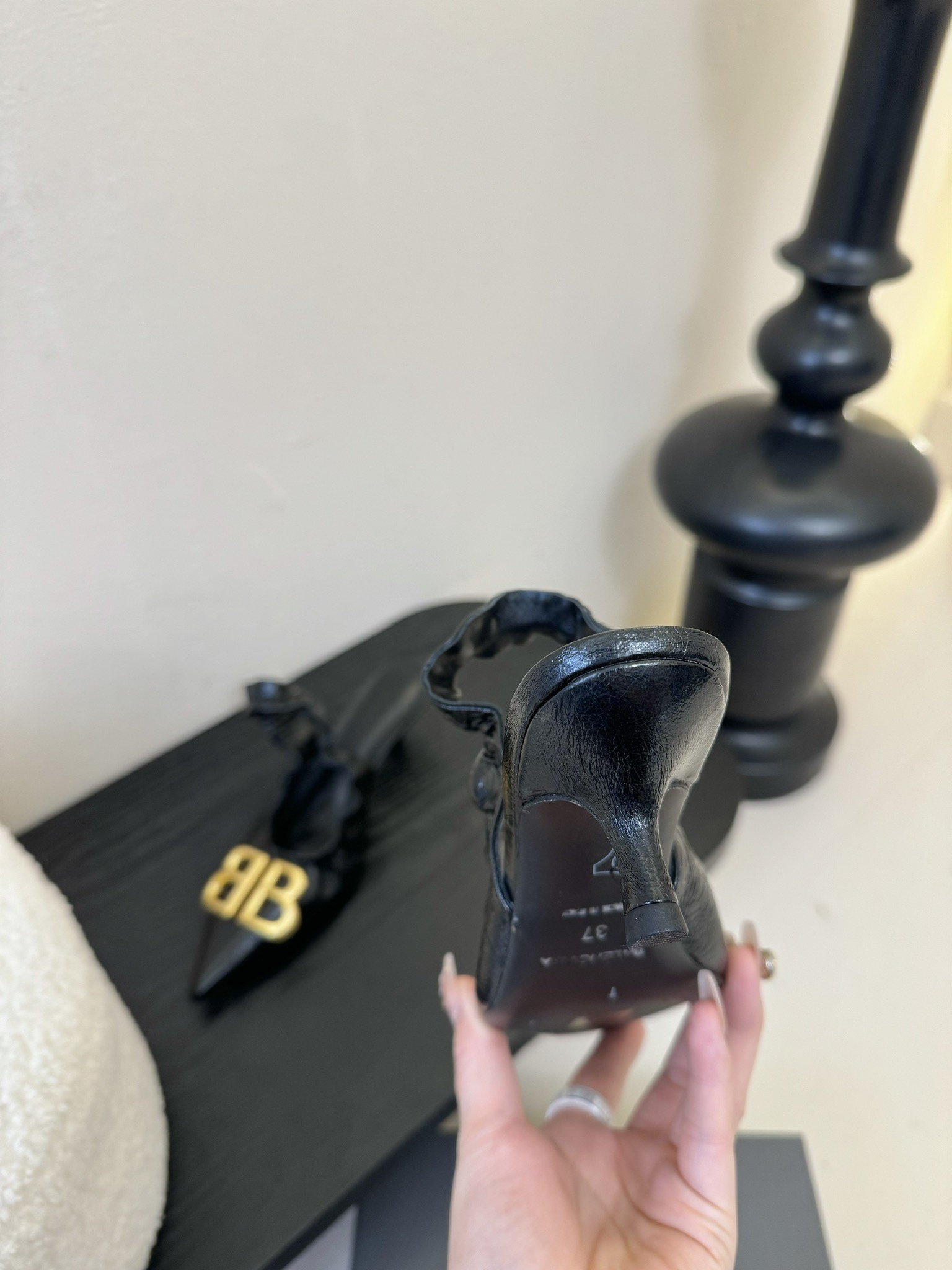 
BALENCIA新款高跟鞋凉鞋

超有气质妥妥的自留款/上脚尤为惊艳，闭眼入都是不会后悔·

进口牛油