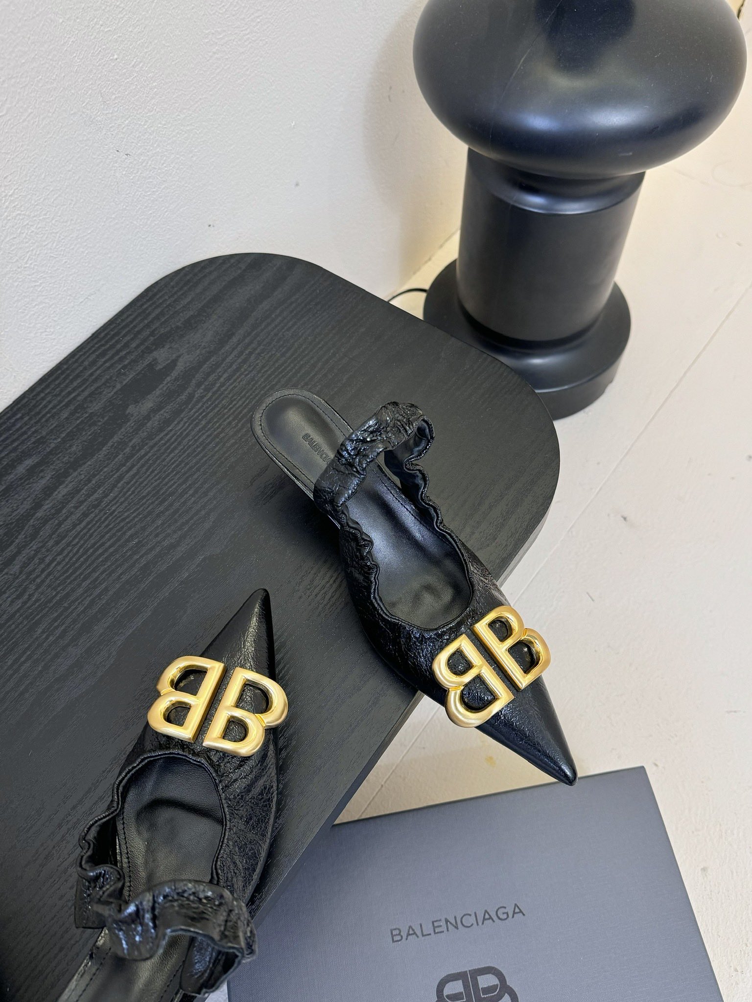 
BALENCIA新款高跟鞋凉鞋

超有气质妥妥的自留款/上脚尤为惊艳，闭眼入都是不会后悔·

进口牛油