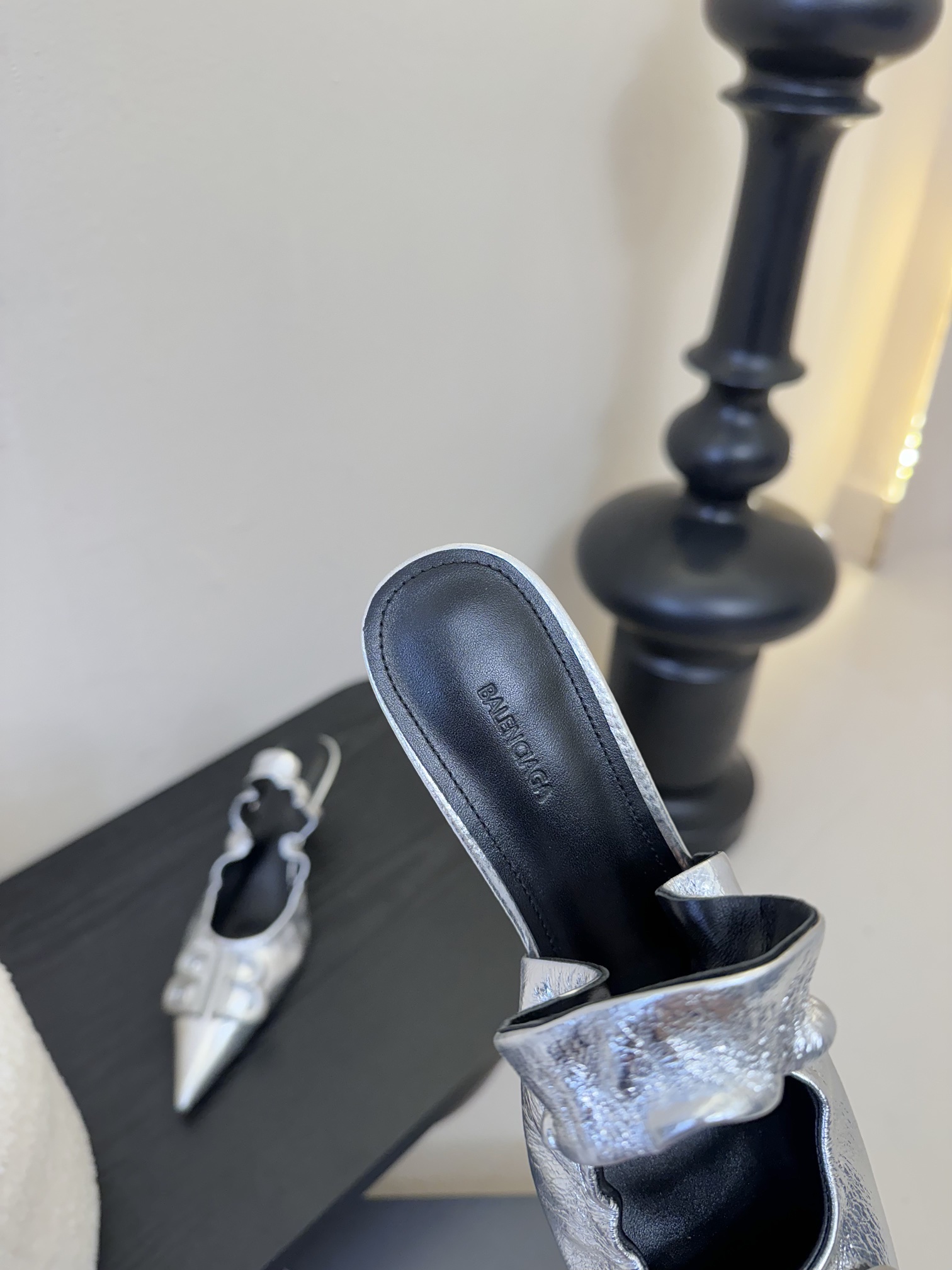 
BALENCIA新款高跟鞋凉鞋

超有气质妥妥的自留款/上脚尤为惊艳，闭眼入都是不会后悔·

进口牛油