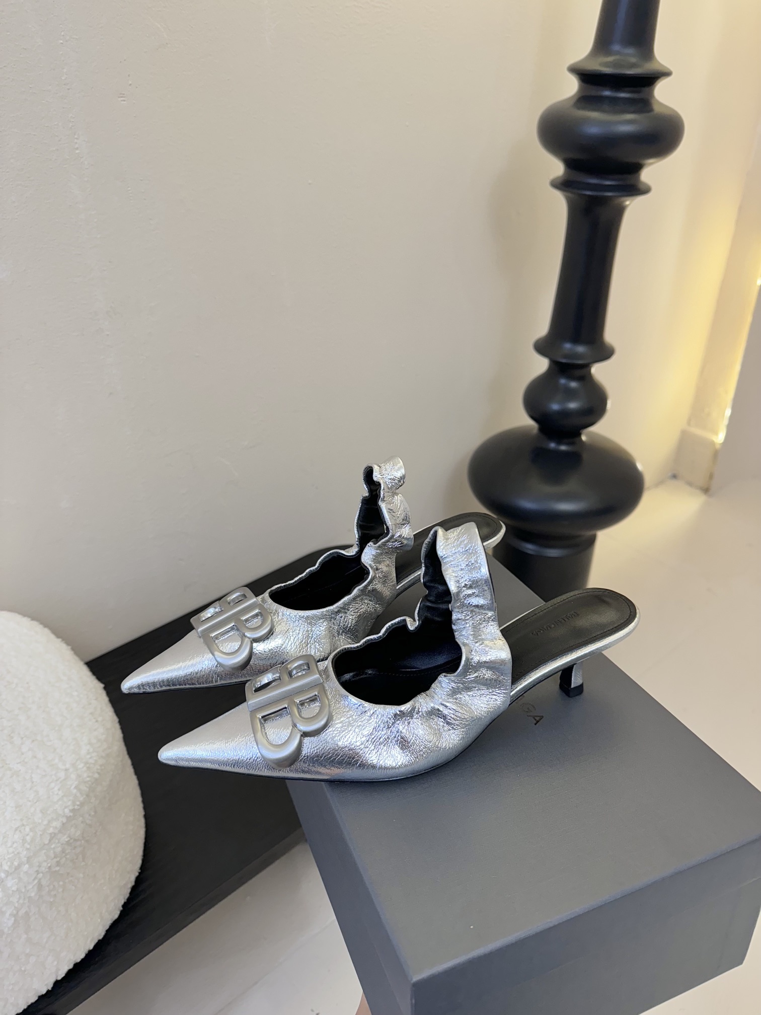 
BALENCIA新款高跟鞋凉鞋

超有气质妥妥的自留款/上脚尤为惊艳，闭眼入都是不会后悔·

进口牛油