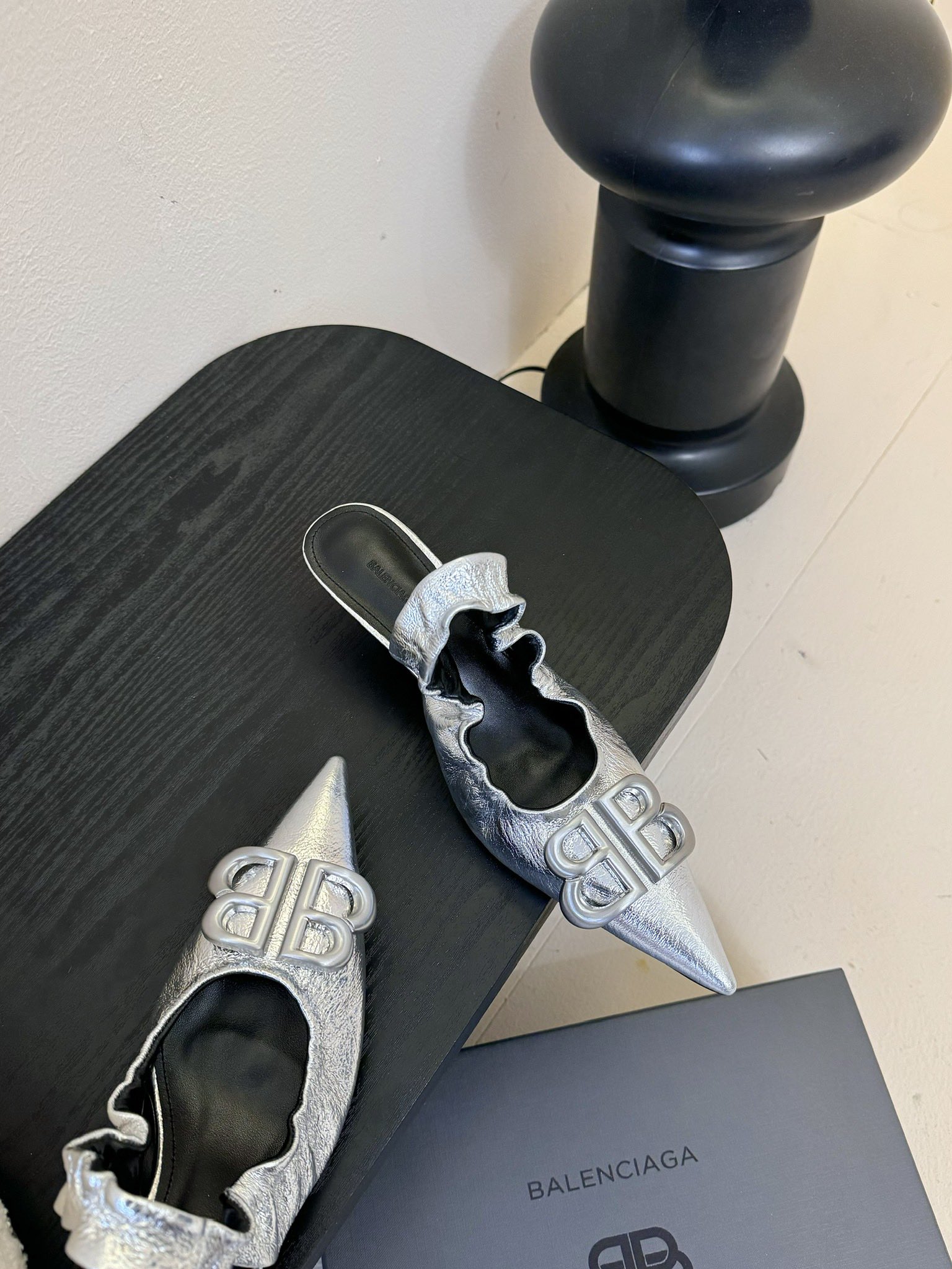 
BALENCIA新款高跟鞋凉鞋

超有气质妥妥的自留款/上脚尤为惊艳，闭眼入都是不会后悔·

进口牛油