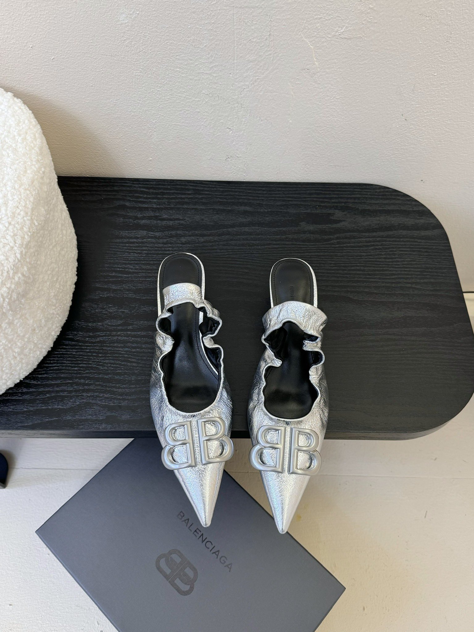 
BALENCIA新款高跟鞋凉鞋

超有气质妥妥的自留款/上脚尤为惊艳，闭眼入都是不会后悔·

进口牛油