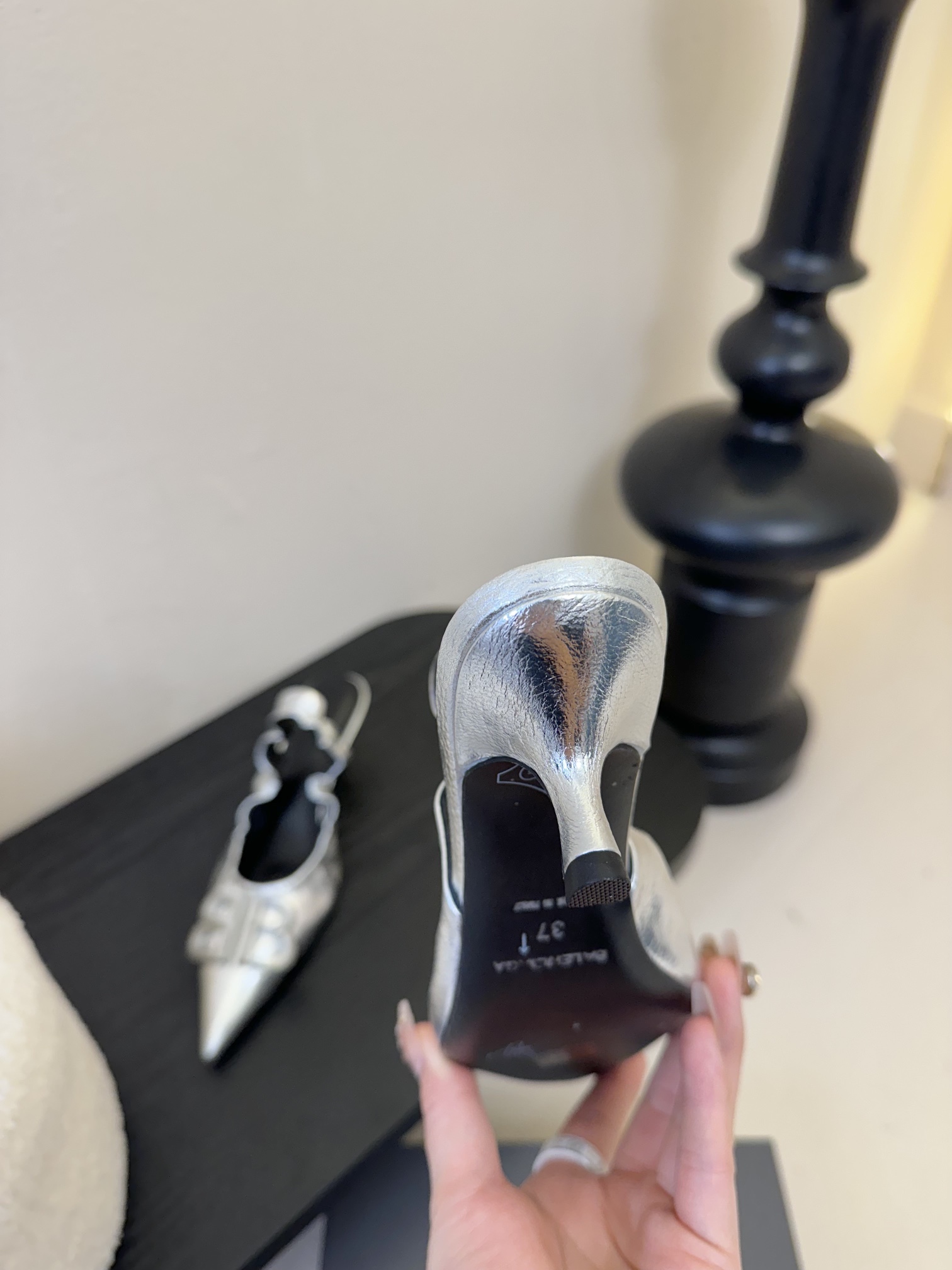 
BALENCIA新款高跟鞋凉鞋

超有气质妥妥的自留款/上脚尤为惊艳，闭眼入都是不会后悔·

进口牛油