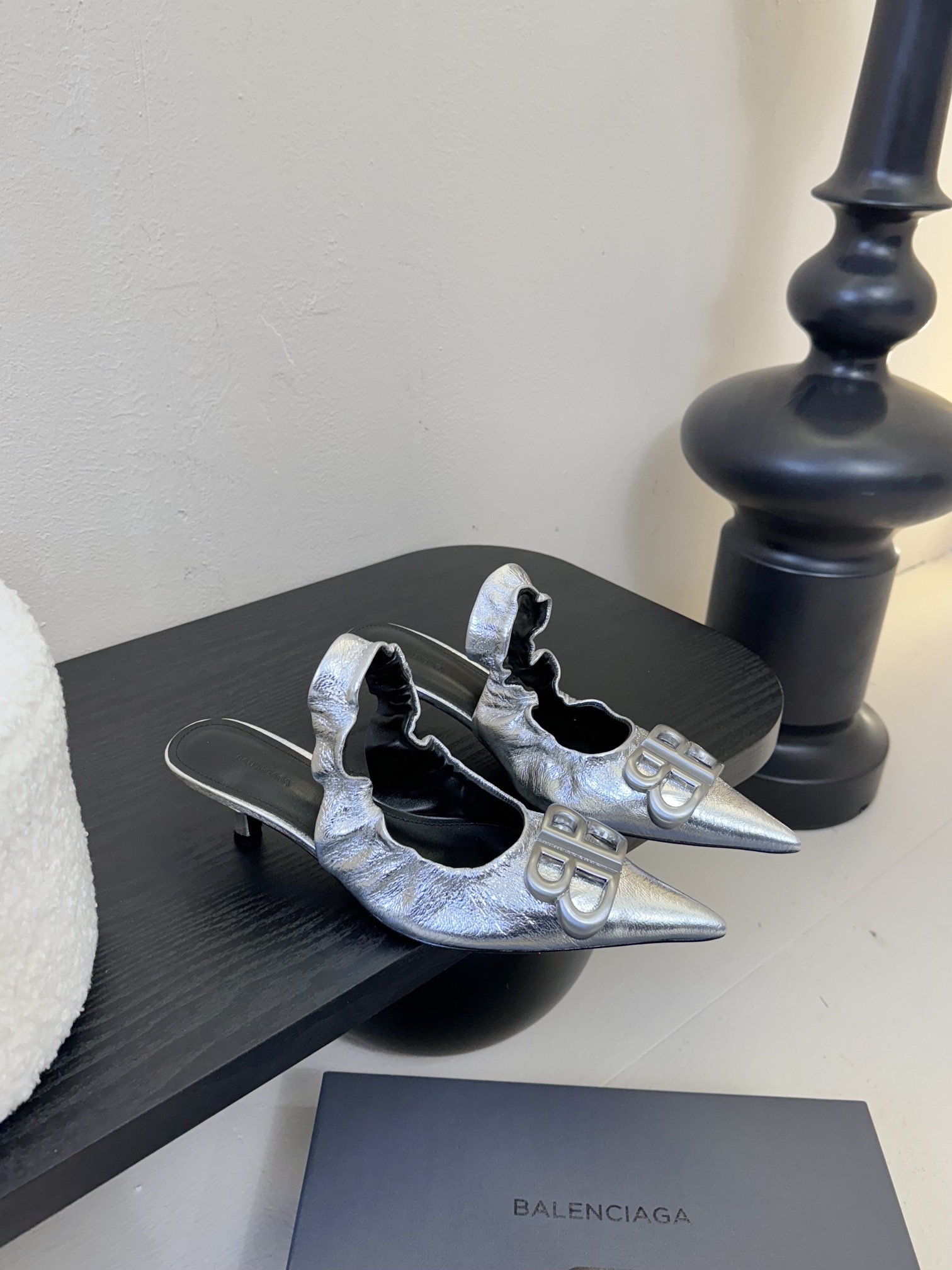 
BALENCIA新款高跟鞋凉鞋

超有气质妥妥的自留款/上脚尤为惊艳，闭眼入都是不会后悔·

进口牛油