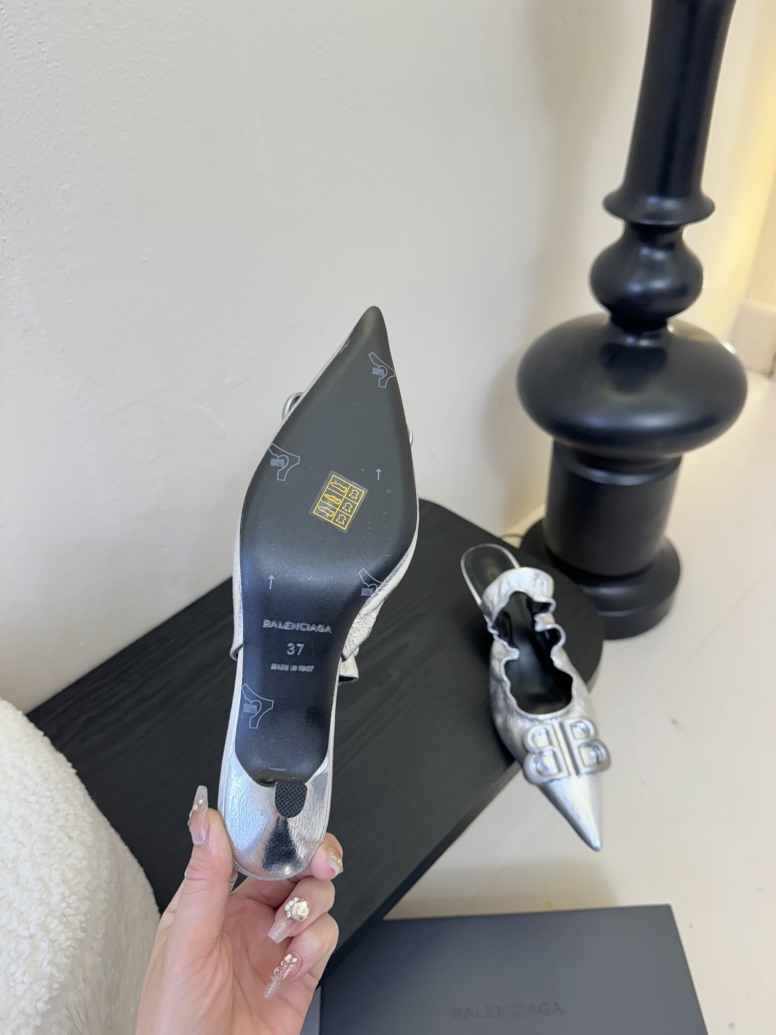 
BALENCIA新款高跟鞋凉鞋

超有气质妥妥的自留款/上脚尤为惊艳，闭眼入都是不会后悔·

进口牛油