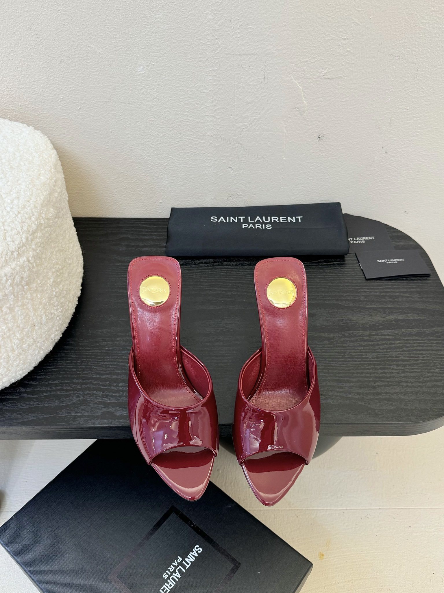 SAINT LAUREN* 圣罗兰Monogram高跟鱼嘴拖鞋
成为 YSL的女人怎么离得开一双好