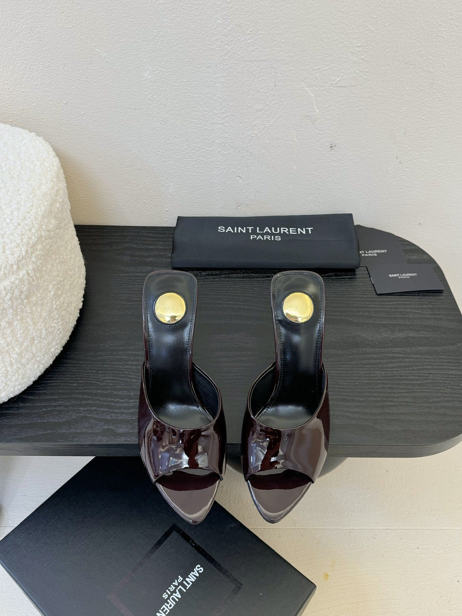 SAINT LAUREN* 圣罗兰Monogram高跟鱼嘴拖鞋
成为 YSL的女人怎么离得开一双好