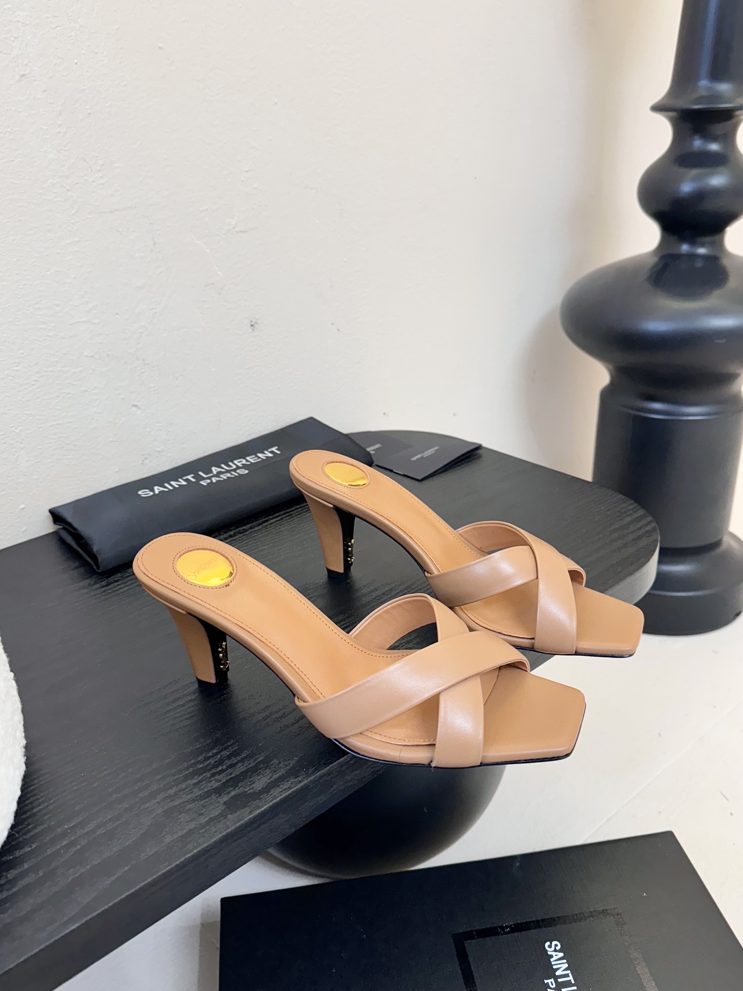 
圣罗兰Saint Lauren* 25ss新品交叉带YSL Logo高跟鞋

Ysl走秀款高跟鞋 各种