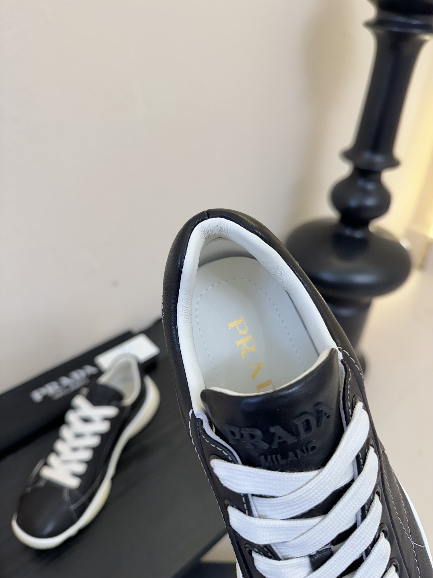 
Prada 普拉达 25ss 春夏新款 德训鞋 休闲鞋 

精工制造，缝线均匀，皮质质感一览无余，多色