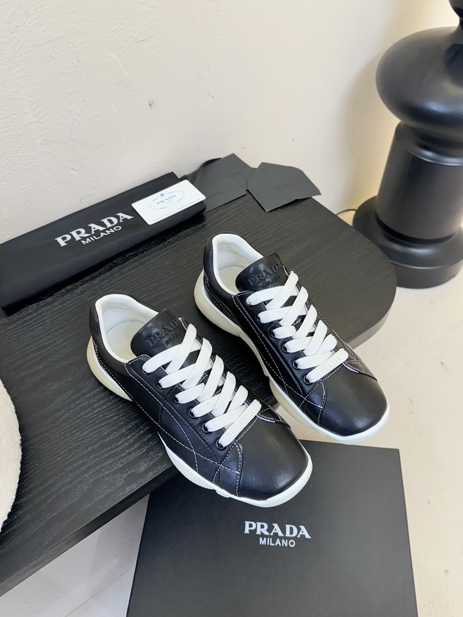
Prada 普拉达 25ss 春夏新款 德训鞋 休闲鞋 

精工制造，缝线均匀，皮质质感一览无余，多色