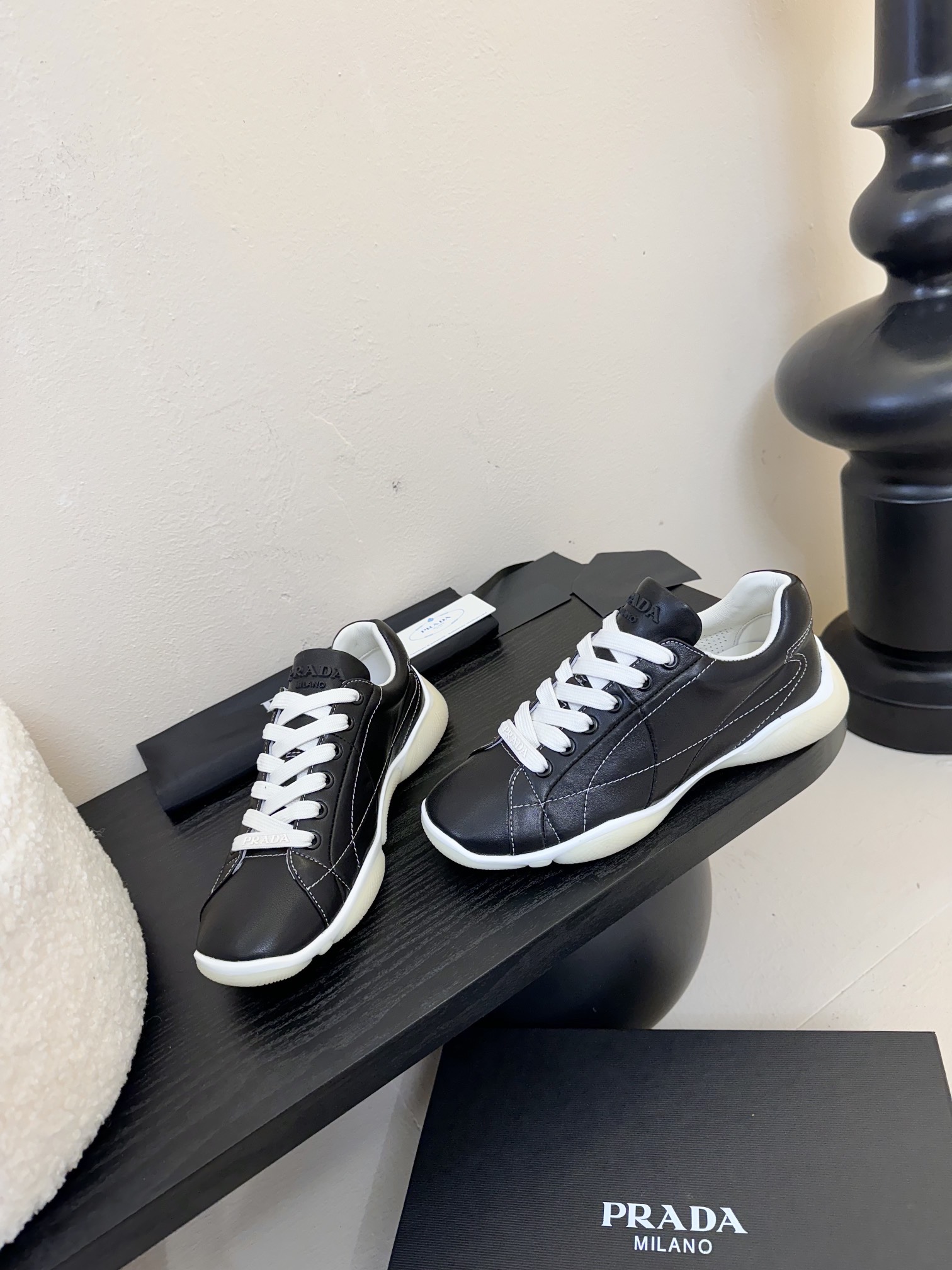 
Prada 普拉达 25ss 春夏新款 德训鞋 休闲鞋 

精工制造，缝线均匀，皮质质感一览无余，多色