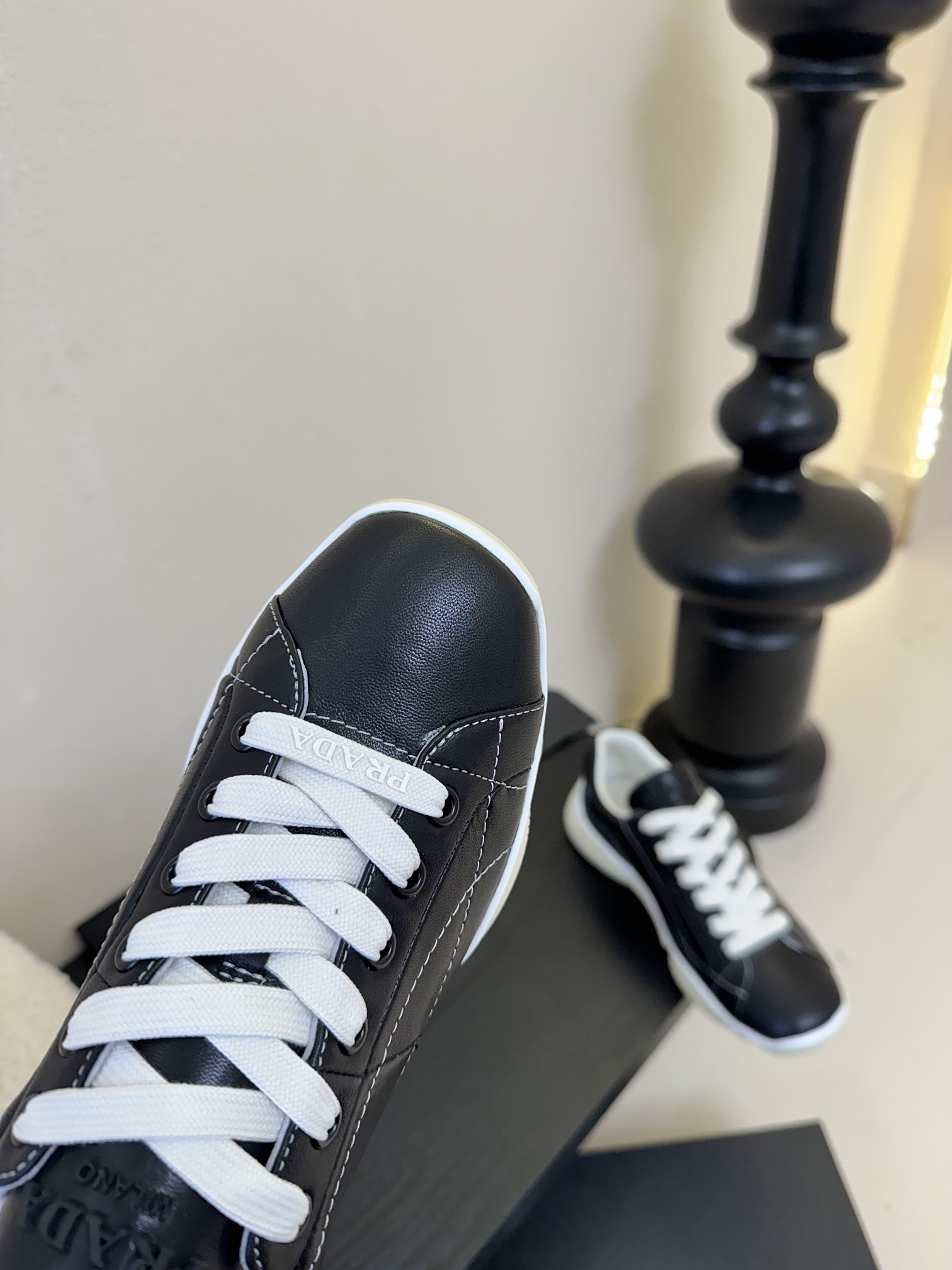 
Prada 普拉达 25ss 春夏新款 德训鞋 休闲鞋 

精工制造，缝线均匀，皮质质感一览无余，多色