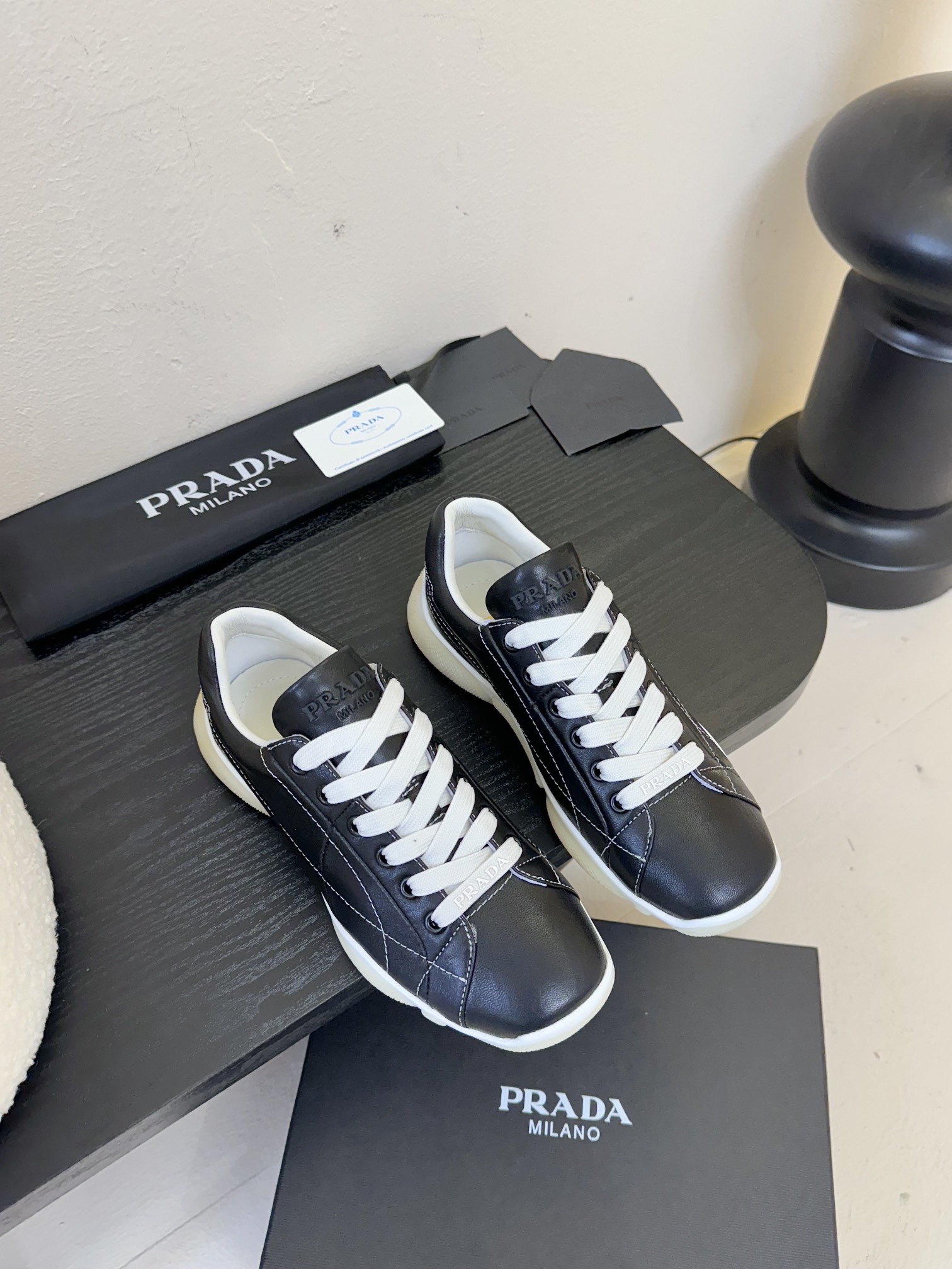 
Prada 普拉达 25ss 春夏新款 德训鞋 休闲鞋 

精工制造，缝线均匀，皮质质感一览无余，多色