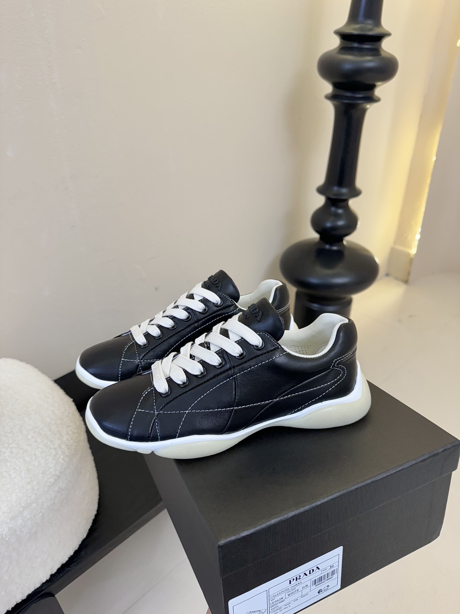 
Prada 普拉达 25ss 春夏新款 德训鞋 休闲鞋 

精工制造，缝线均匀，皮质质感一览无余，多色