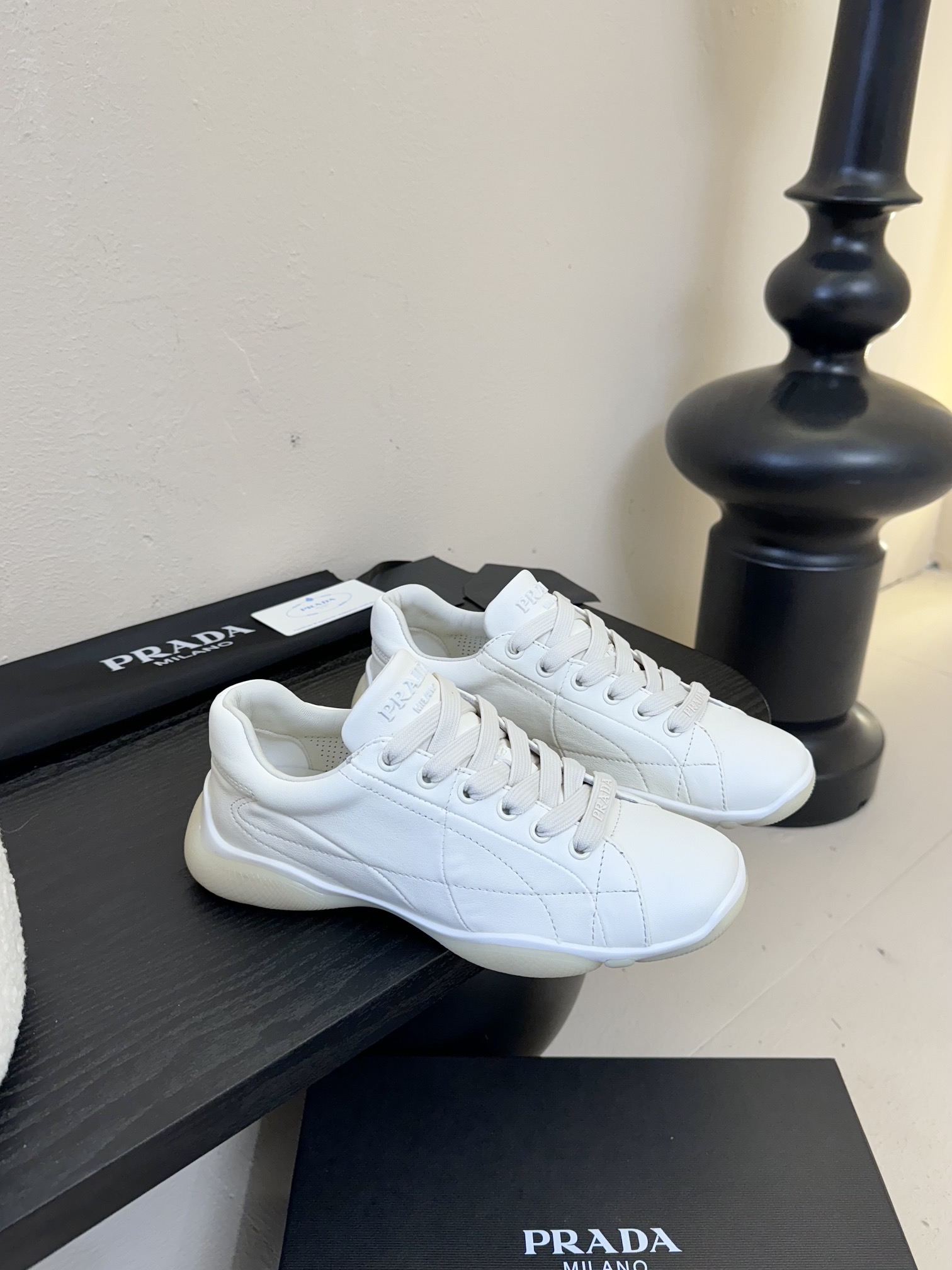 
Prada 普拉达 25ss 春夏新款 德训鞋 休闲鞋 

精工制造，缝线均匀，皮质质感一览无余，多色