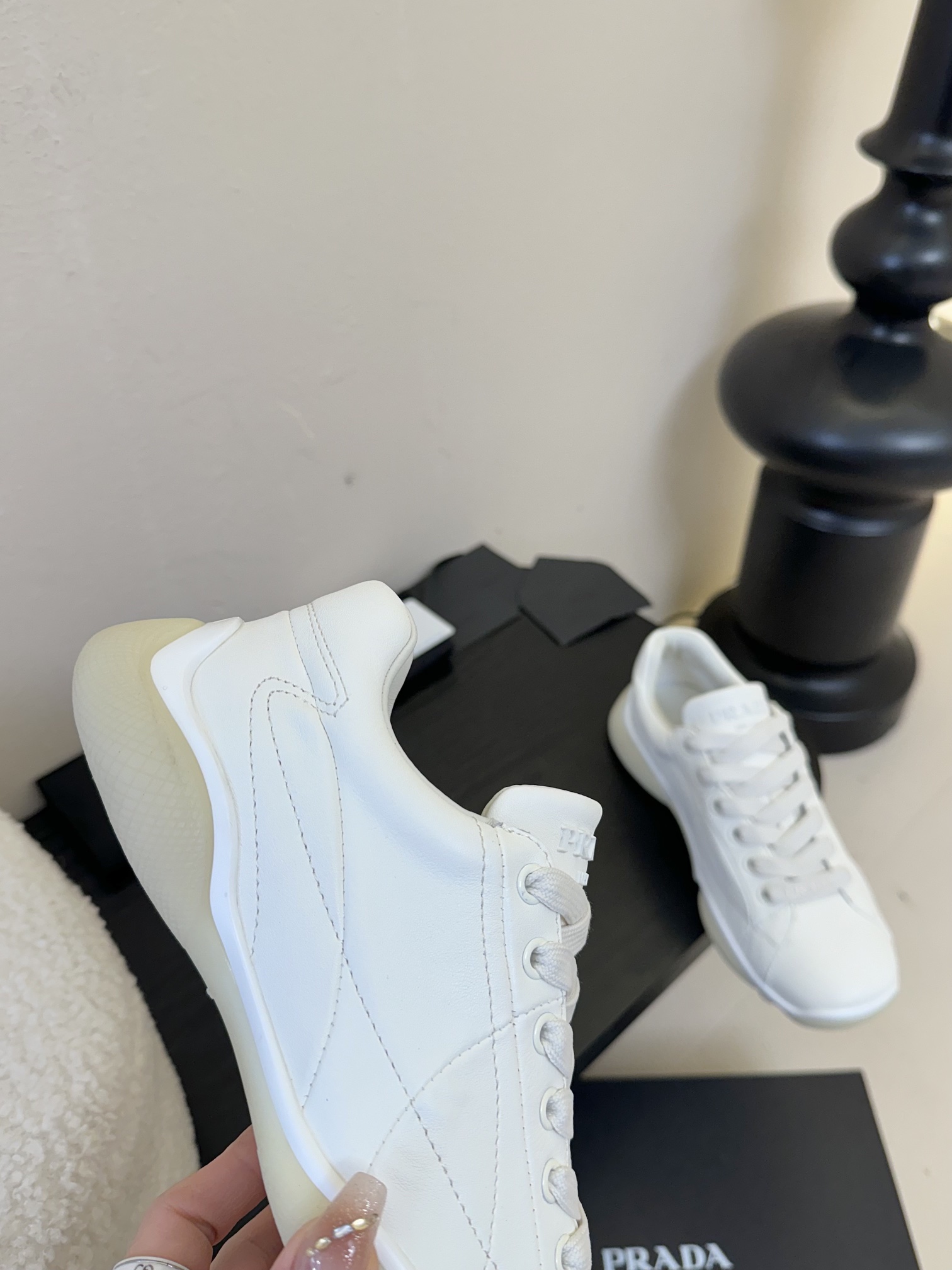 
Prada 普拉达 25ss 春夏新款 德训鞋 休闲鞋 

精工制造，缝线均匀，皮质质感一览无余，多色