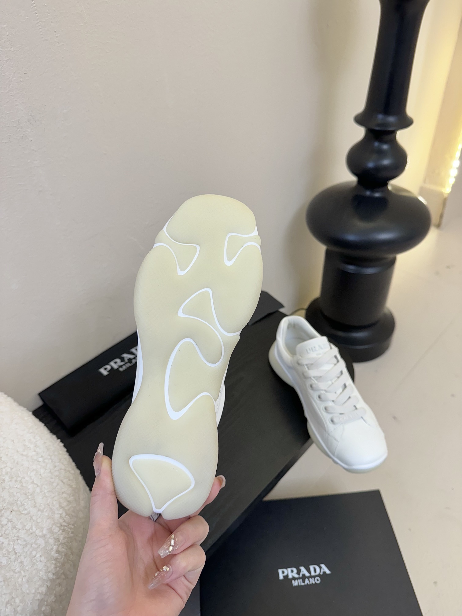 
Prada 普拉达 25ss 春夏新款 德训鞋 休闲鞋 

精工制造，缝线均匀，皮质质感一览无余，多色
