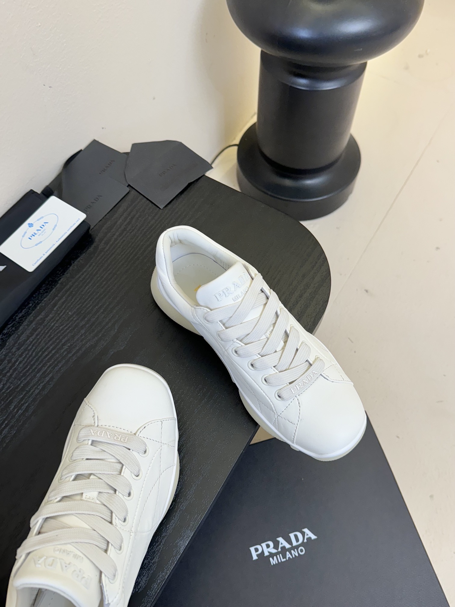 
Prada 普拉达 25ss 春夏新款 德训鞋 休闲鞋 

精工制造，缝线均匀，皮质质感一览无余，多色