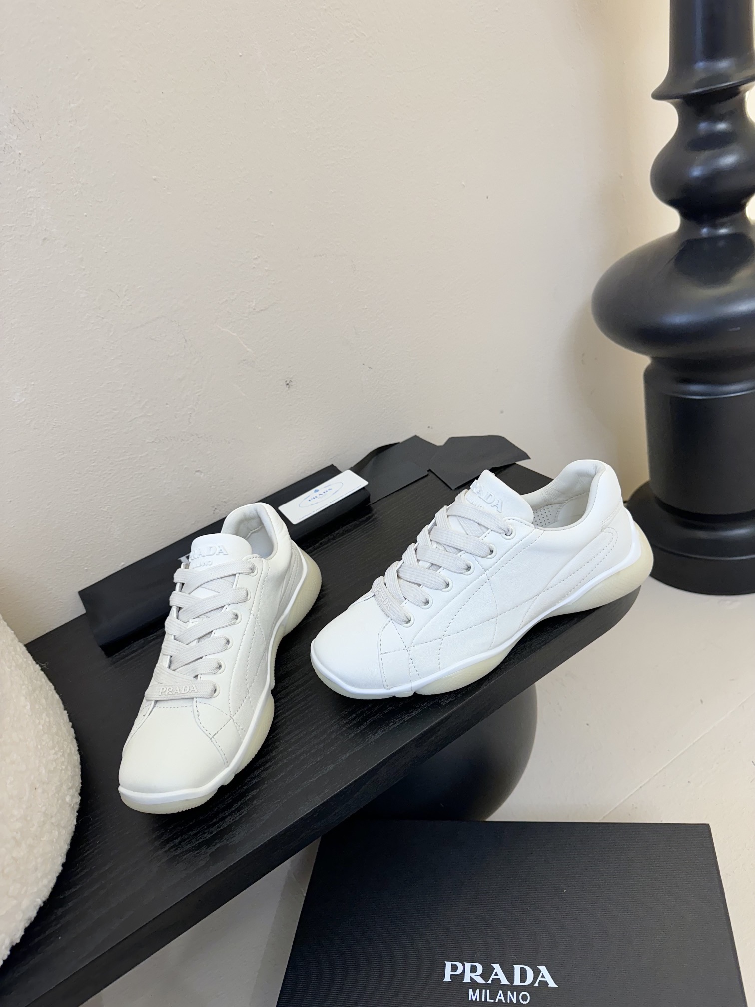 
Prada 普拉达 25ss 春夏新款 德训鞋 休闲鞋 

精工制造，缝线均匀，皮质质感一览无余，多色