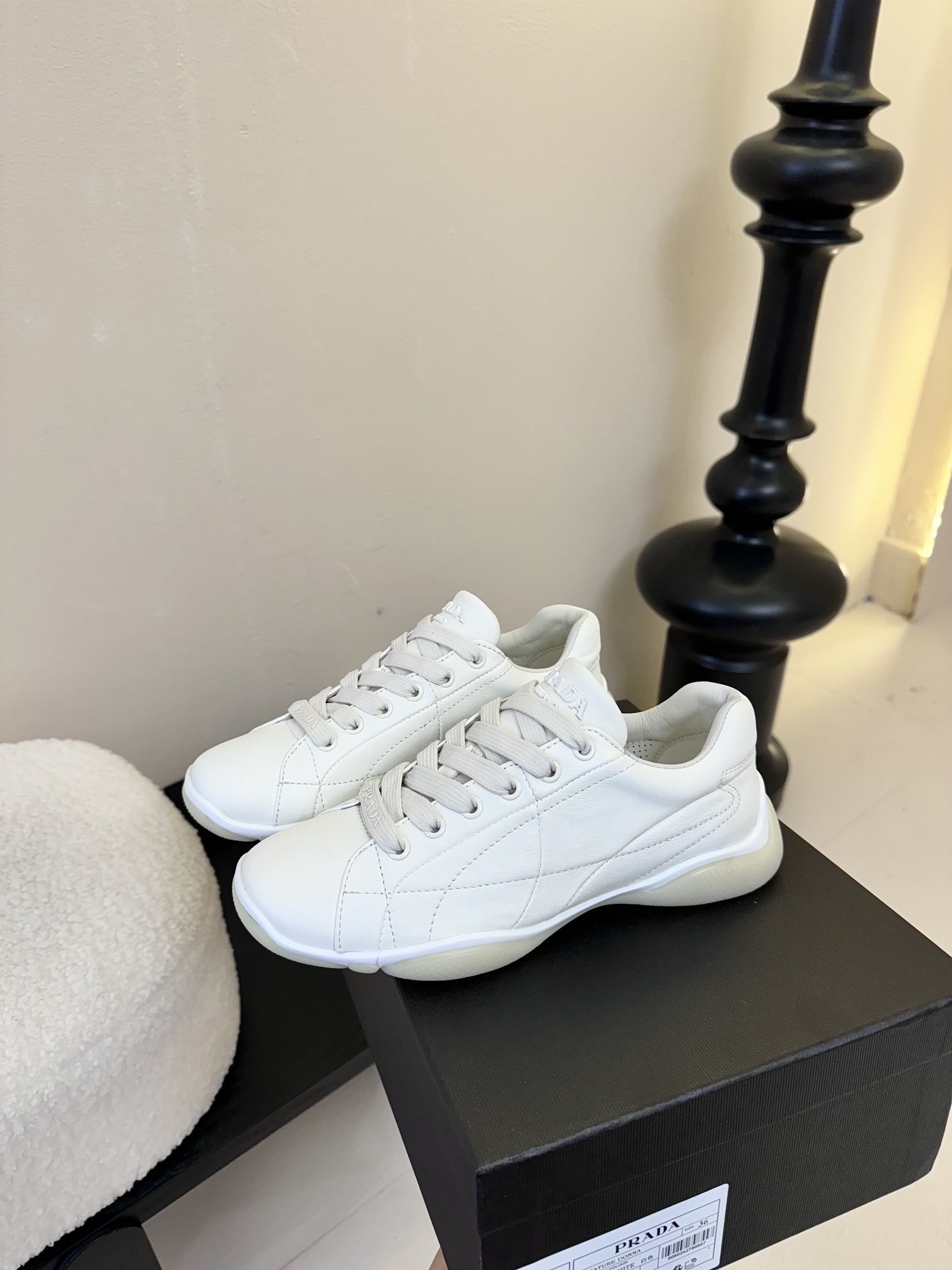 
Prada 普拉达 25ss 春夏新款 德训鞋 休闲鞋 

精工制造，缝线均匀，皮质质感一览无余，多色