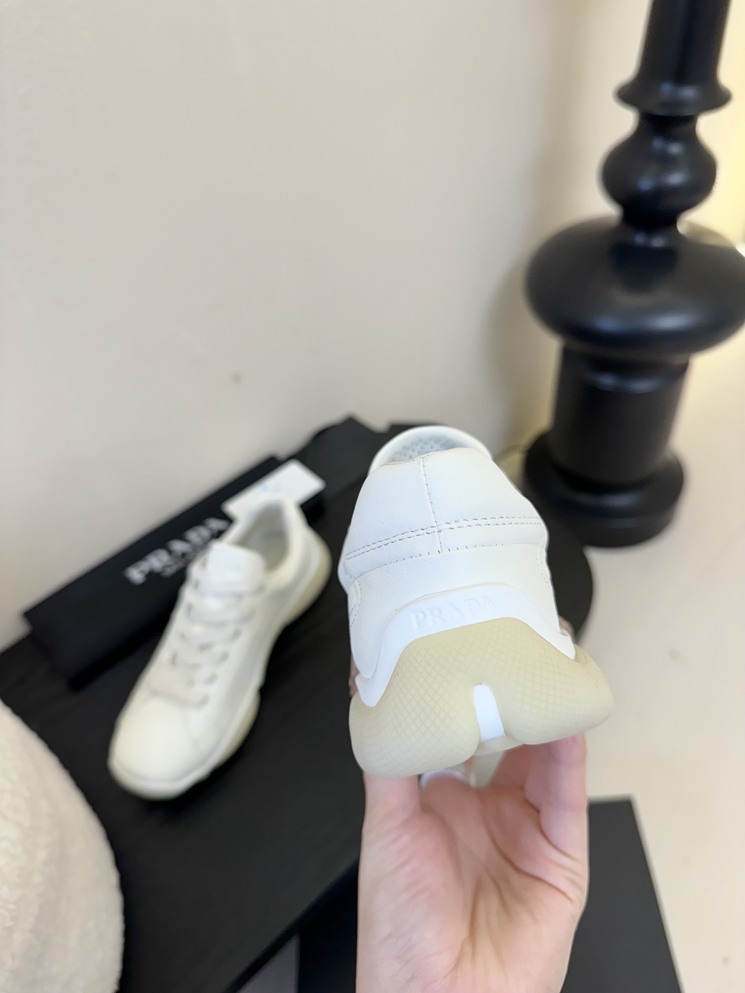 
Prada 普拉达 25ss 春夏新款 德训鞋 休闲鞋 

精工制造，缝线均匀，皮质质感一览无余，多色