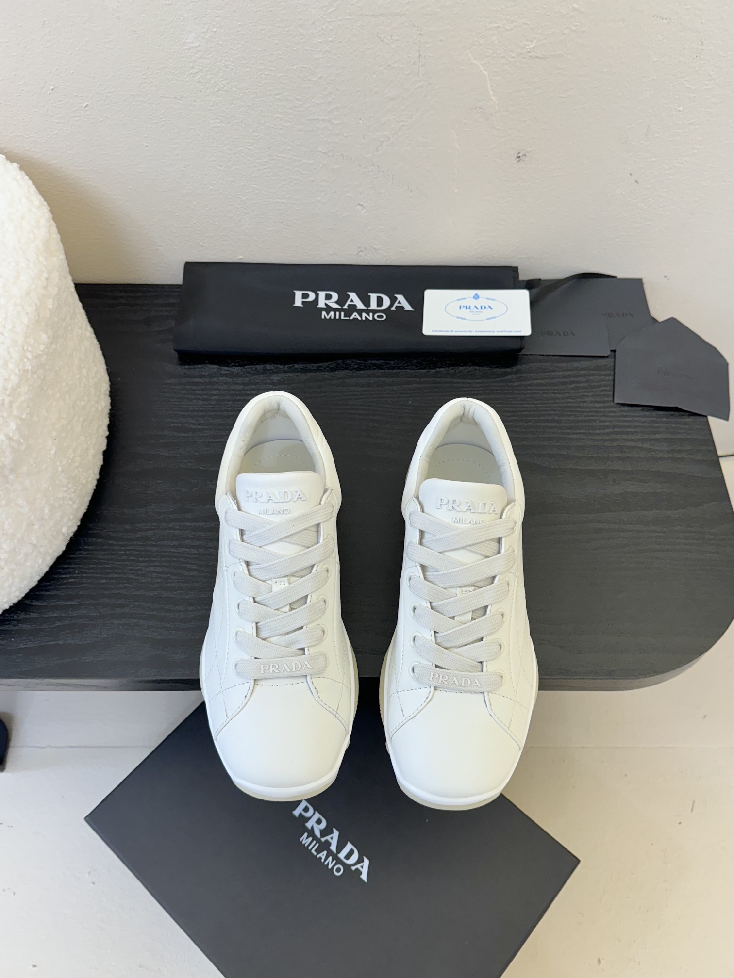 
Prada 普拉达 25ss 春夏新款 德训鞋 休闲鞋 

精工制造，缝线均匀，皮质质感一览无余，多色