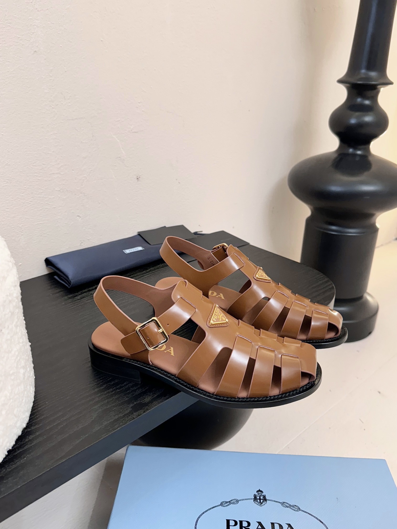 
Prad* 25ss罗马编织皮凉鞋

prad*普拉达 25ss罗马编织凉鞋！复古时髦前卫的轮齿 让整