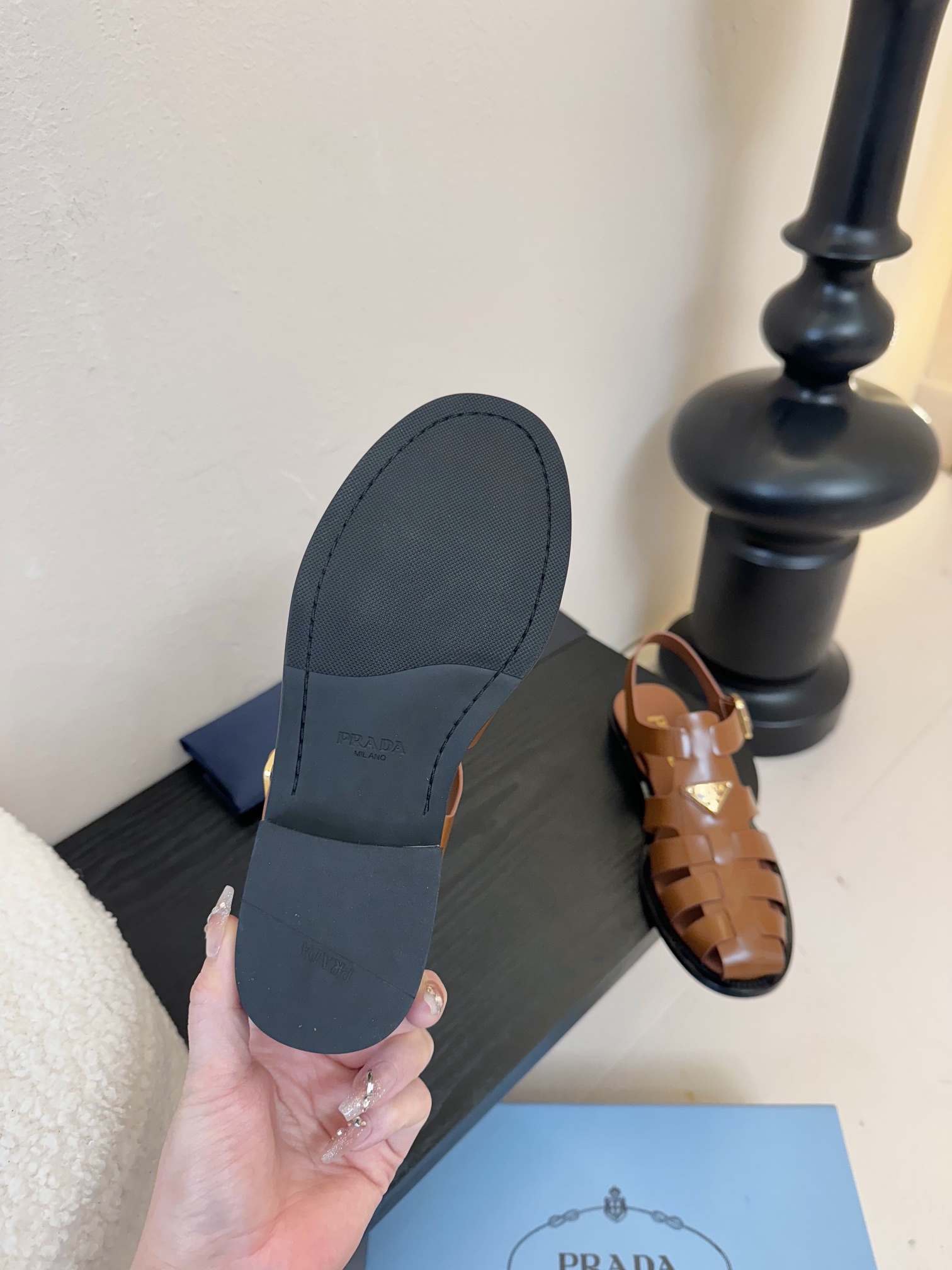 
Prad* 25ss罗马编织皮凉鞋

prad*普拉达 25ss罗马编织凉鞋！复古时髦前卫的轮齿 让整