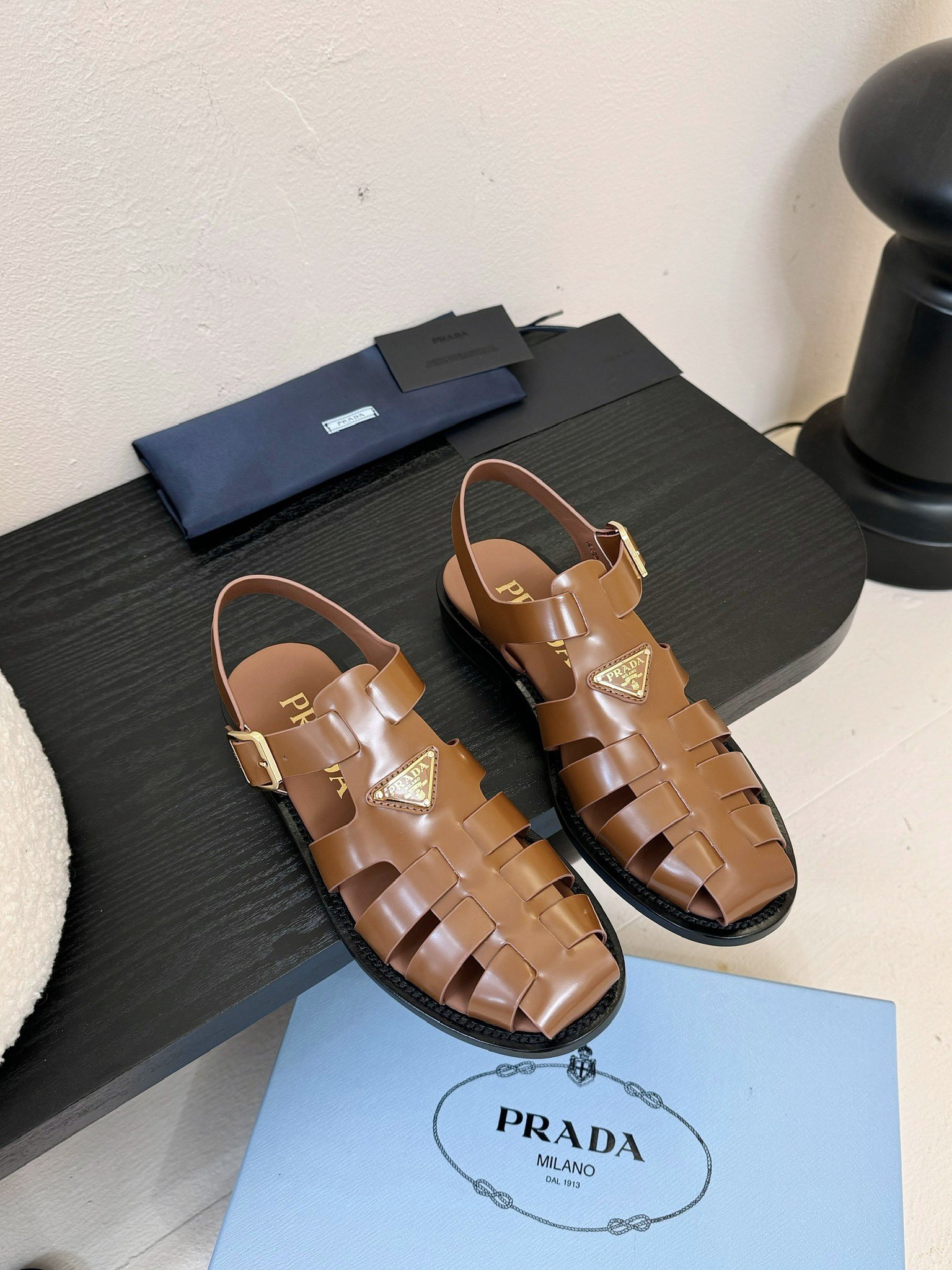 
Prad* 25ss罗马编织皮凉鞋

prad*普拉达 25ss罗马编织凉鞋！复古时髦前卫的轮齿 让整