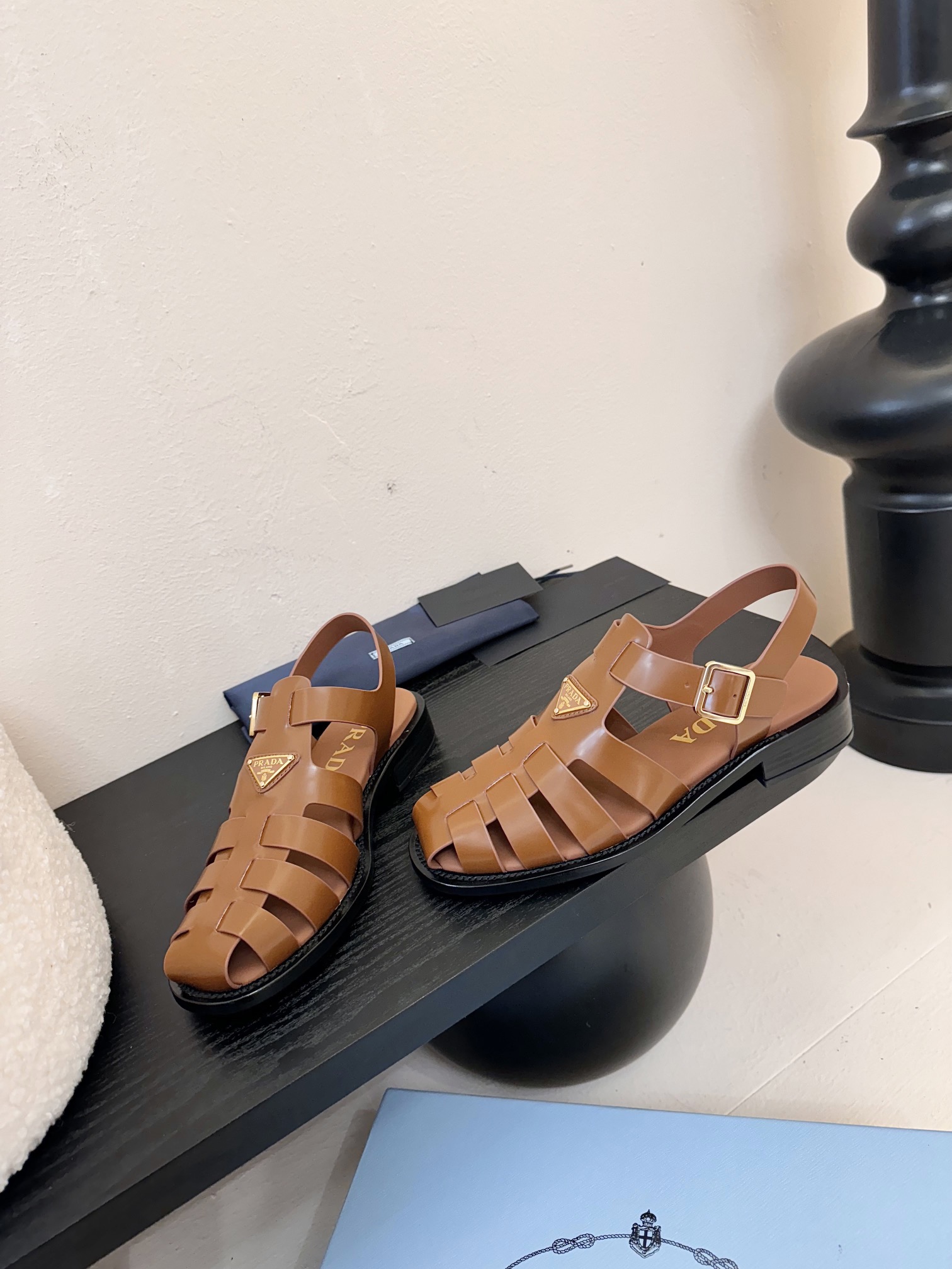 
Prad* 25ss罗马编织皮凉鞋

prad*普拉达 25ss罗马编织凉鞋！复古时髦前卫的轮齿 让整