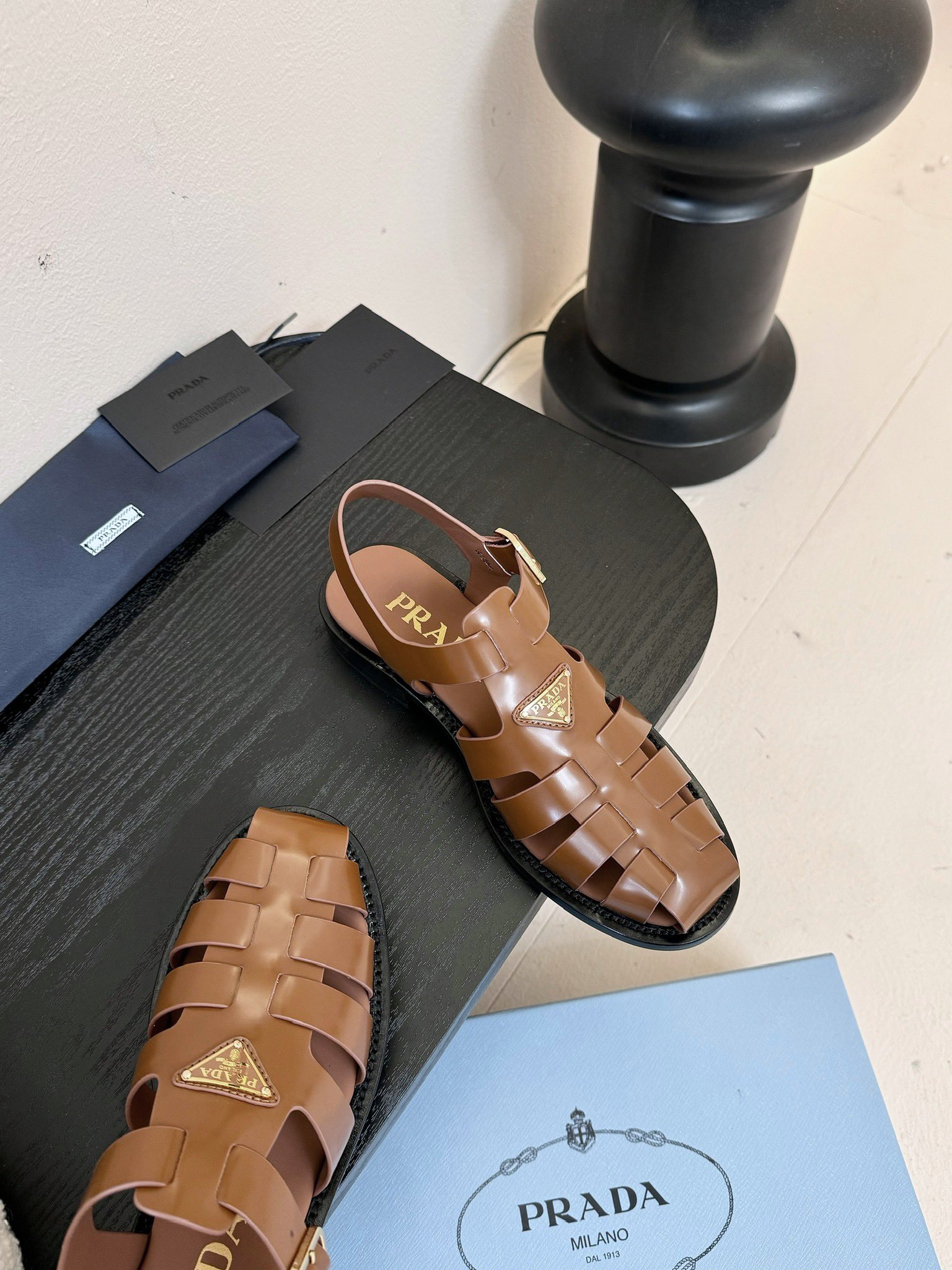 
Prad* 25ss罗马编织皮凉鞋

prad*普拉达 25ss罗马编织凉鞋！复古时髦前卫的轮齿 让整