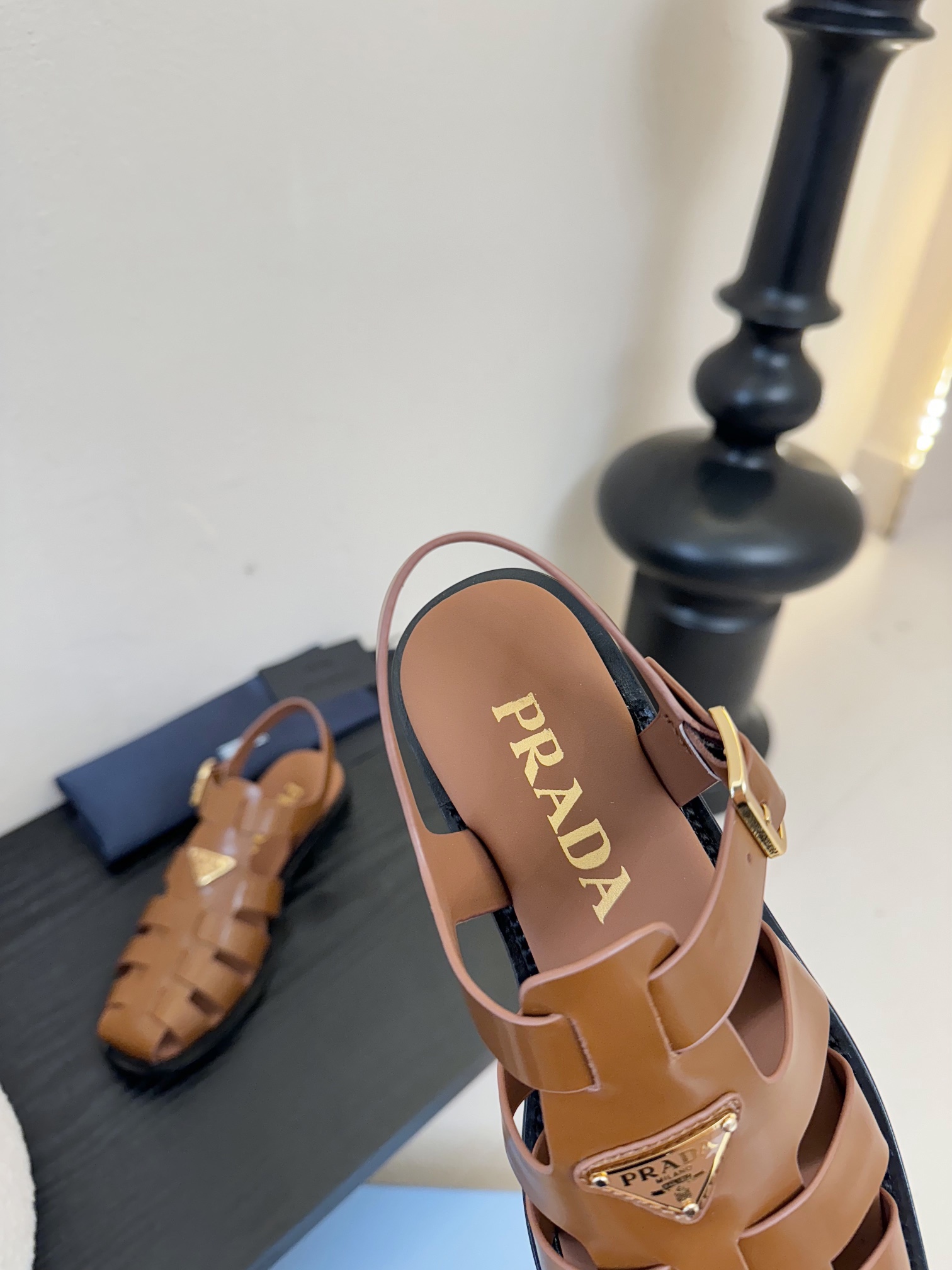 
Prad* 25ss罗马编织皮凉鞋

prad*普拉达 25ss罗马编织凉鞋！复古时髦前卫的轮齿 让整
