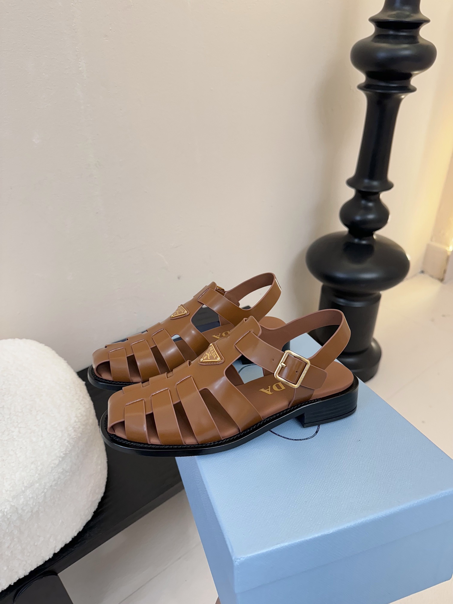 
Prad* 25ss罗马编织皮凉鞋

prad*普拉达 25ss罗马编织凉鞋！复古时髦前卫的轮齿 让整