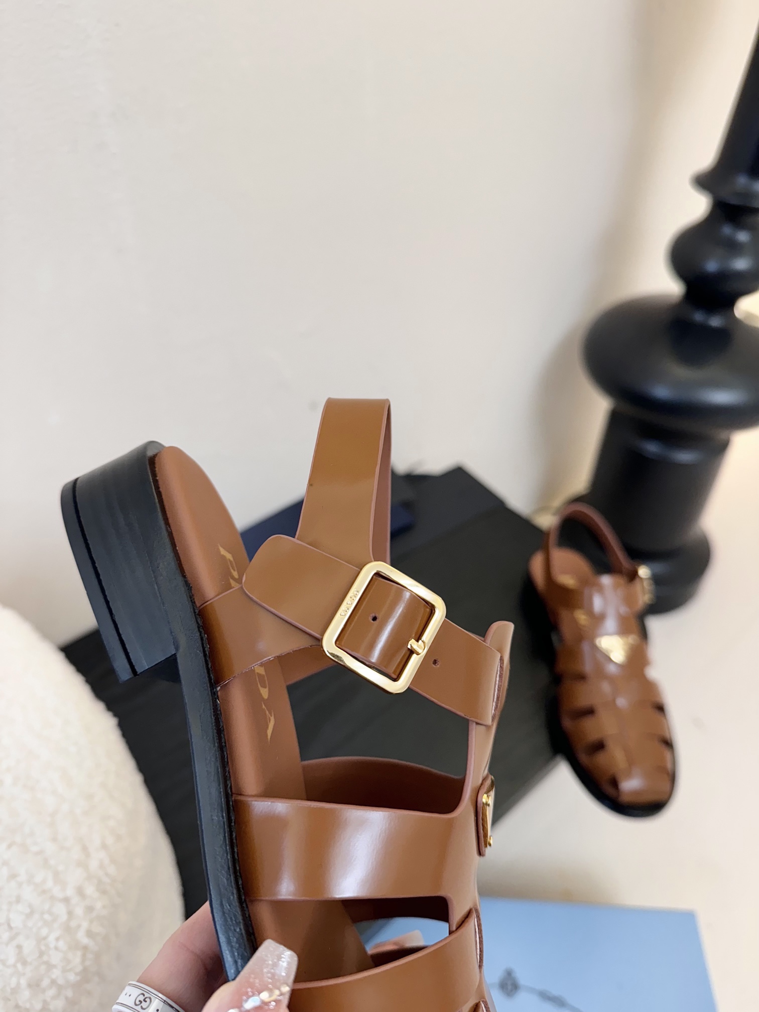 
Prad* 25ss罗马编织皮凉鞋

prad*普拉达 25ss罗马编织凉鞋！复古时髦前卫的轮齿 让整