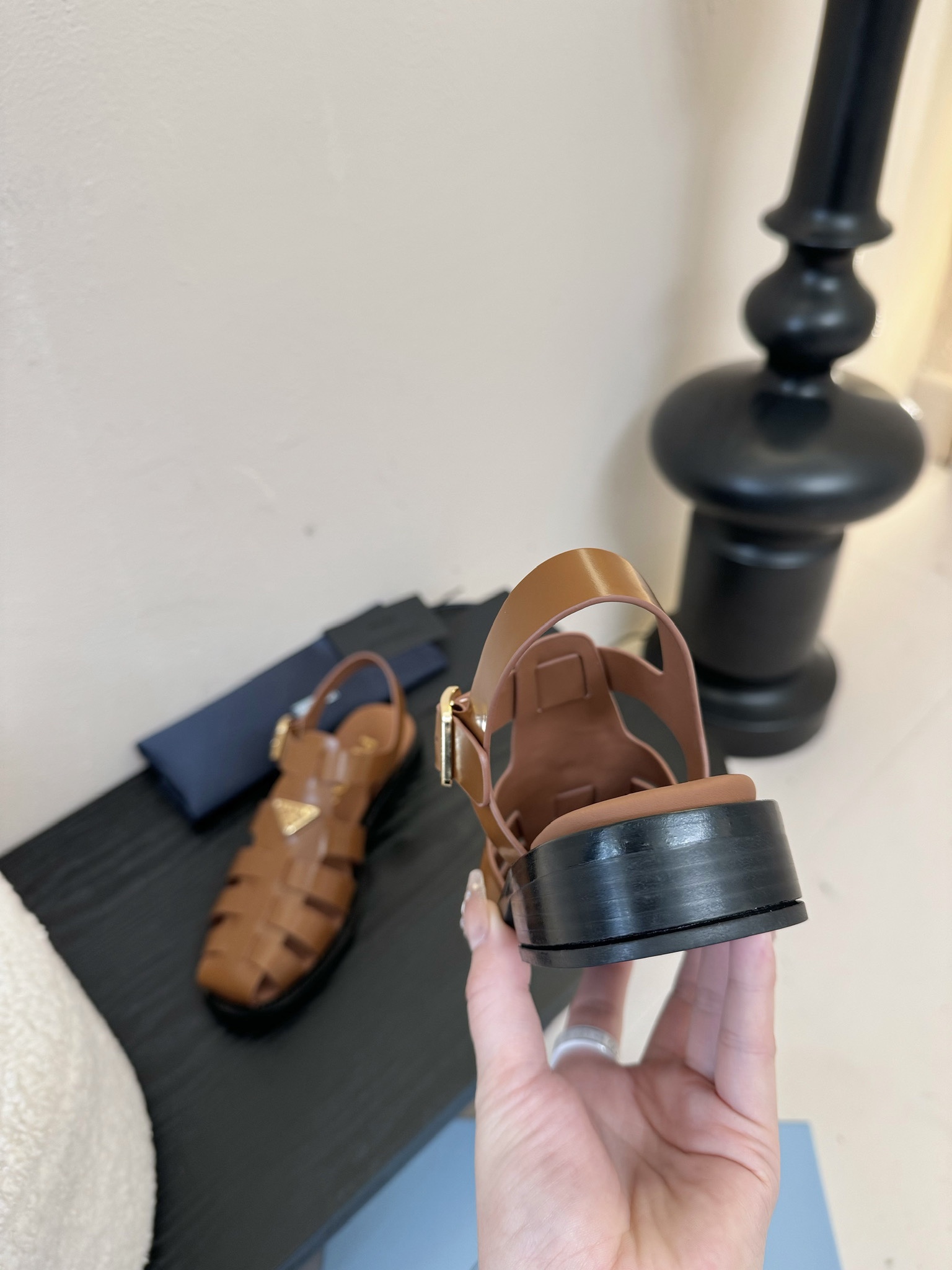 
Prad* 25ss罗马编织皮凉鞋

prad*普拉达 25ss罗马编织凉鞋！复古时髦前卫的轮齿 让整