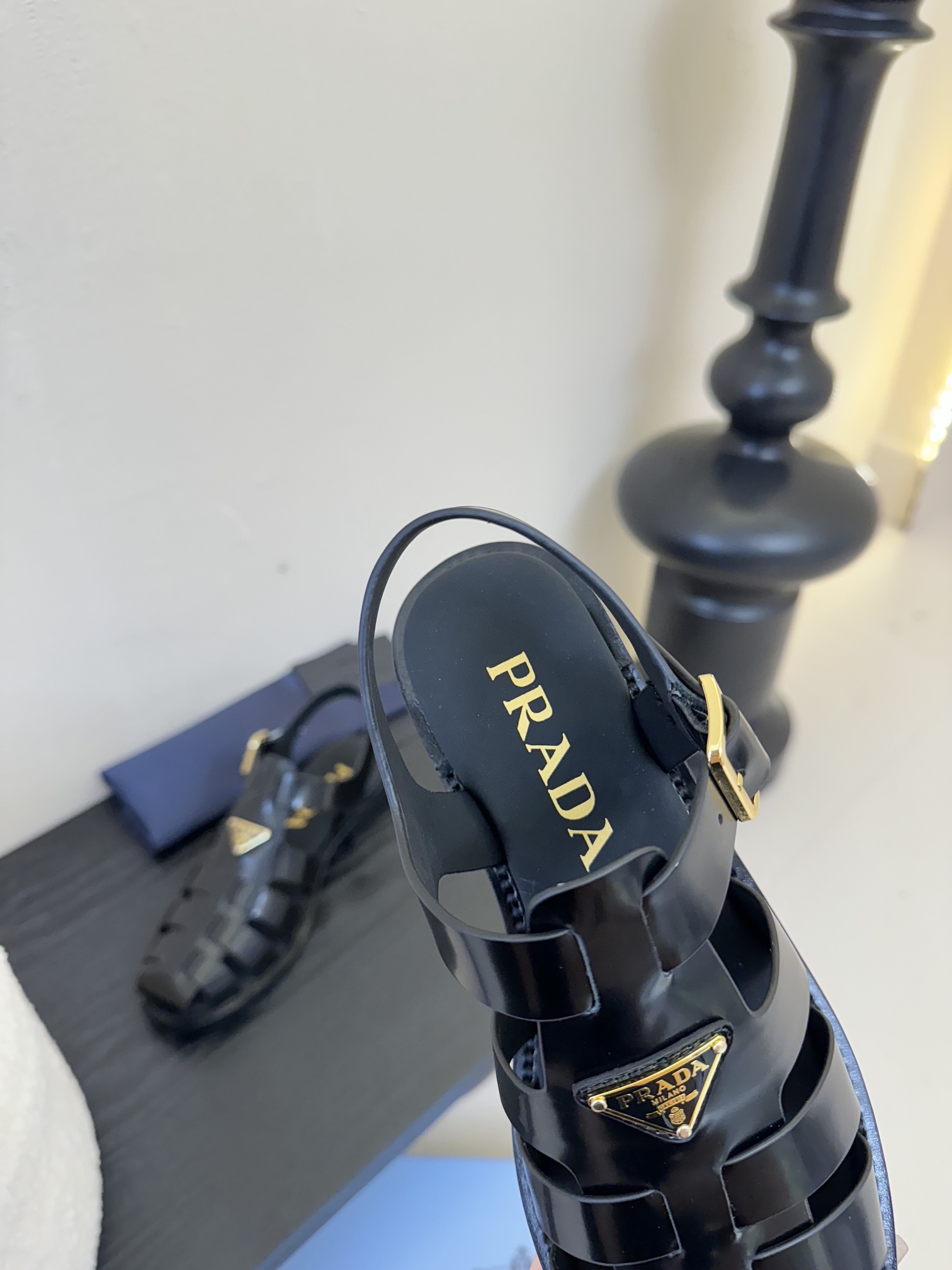 
Prad* 25ss罗马编织皮凉鞋

prad*普拉达 25ss罗马编织凉鞋！复古时髦前卫的轮齿 让整