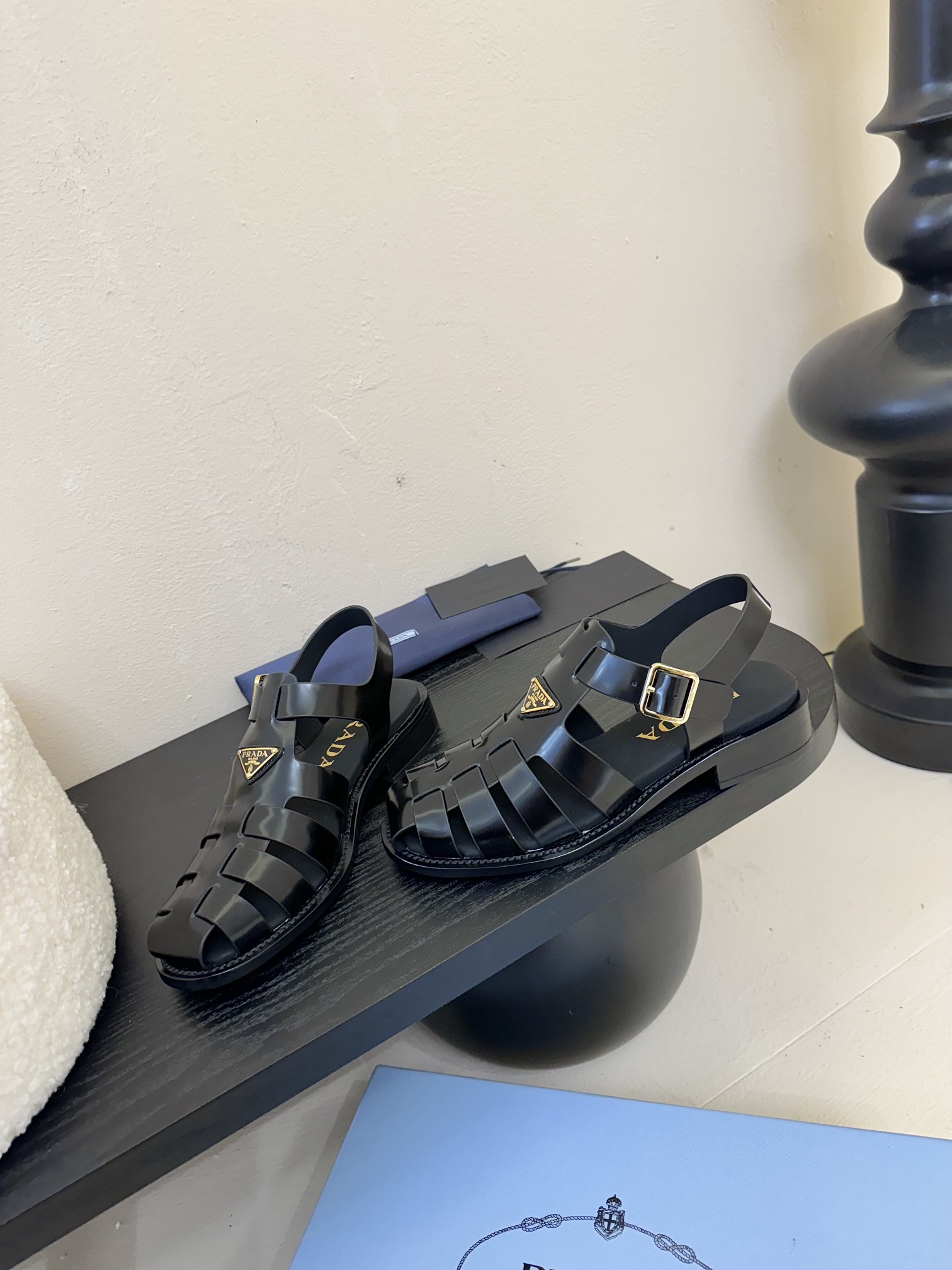 
Prad* 25ss罗马编织皮凉鞋

prad*普拉达 25ss罗马编织凉鞋！复古时髦前卫的轮齿 让整