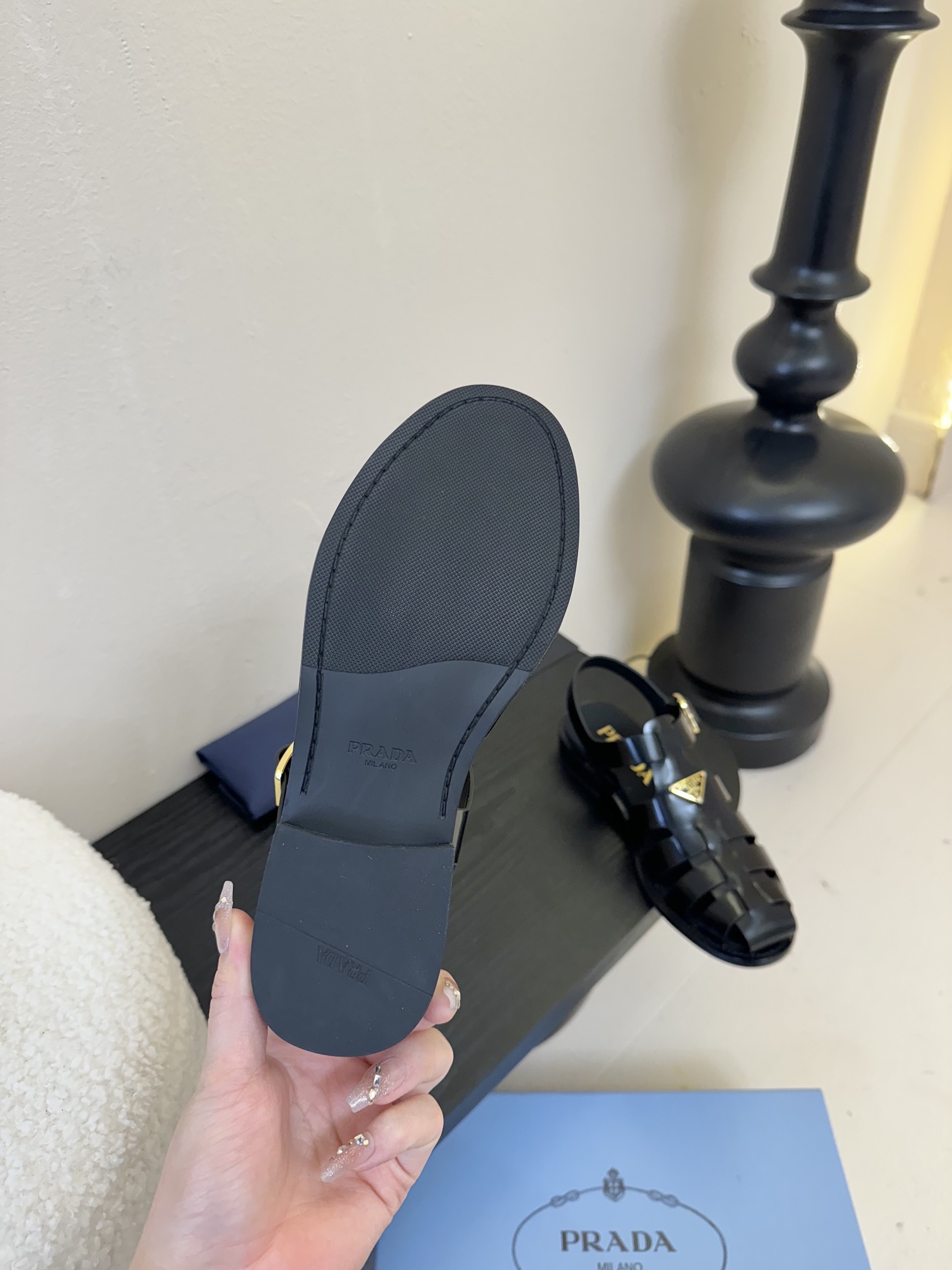 
Prad* 25ss罗马编织皮凉鞋

prad*普拉达 25ss罗马编织凉鞋！复古时髦前卫的轮齿 让整