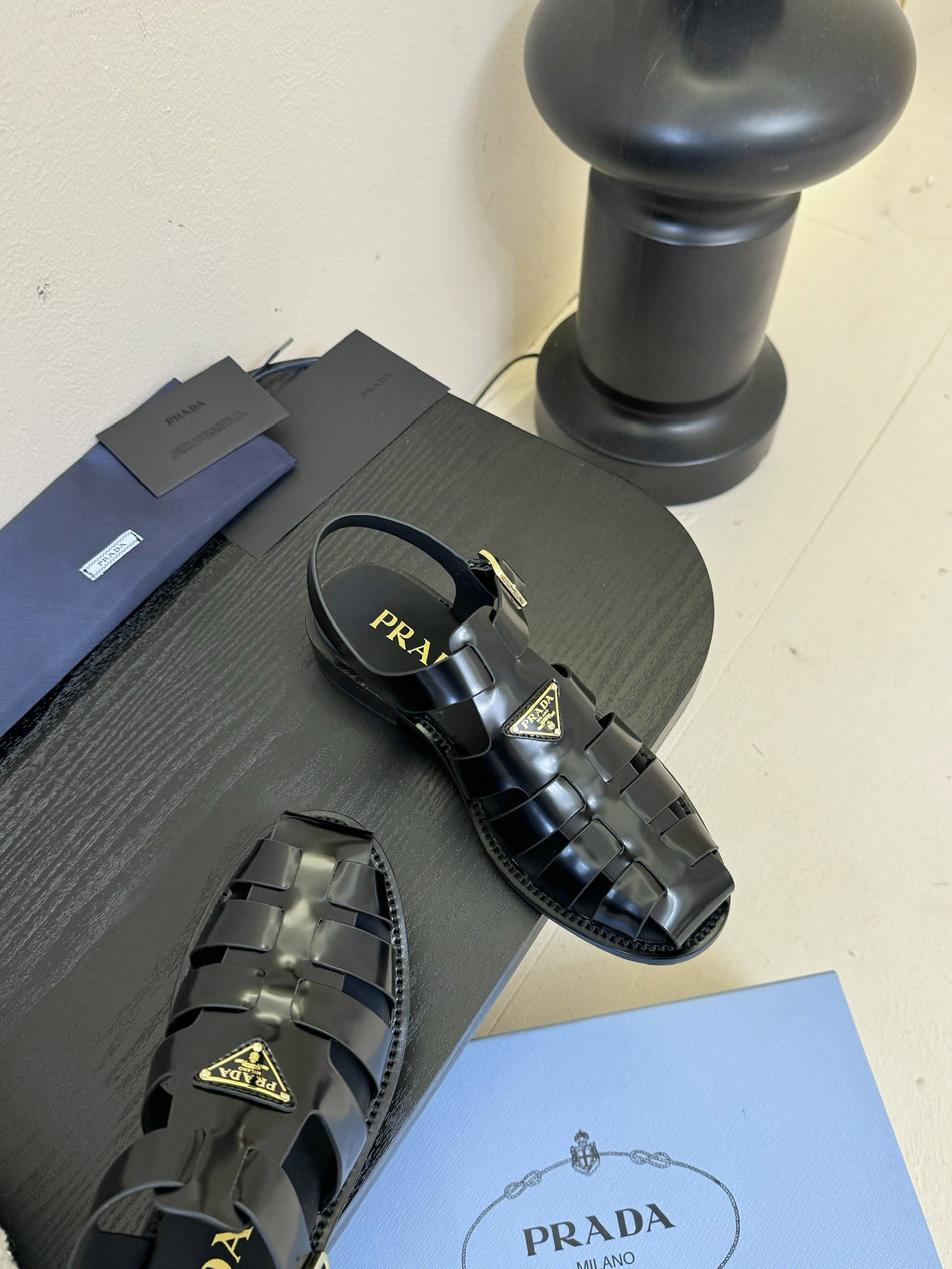 
Prad* 25ss罗马编织皮凉鞋

prad*普拉达 25ss罗马编织凉鞋！复古时髦前卫的轮齿 让整