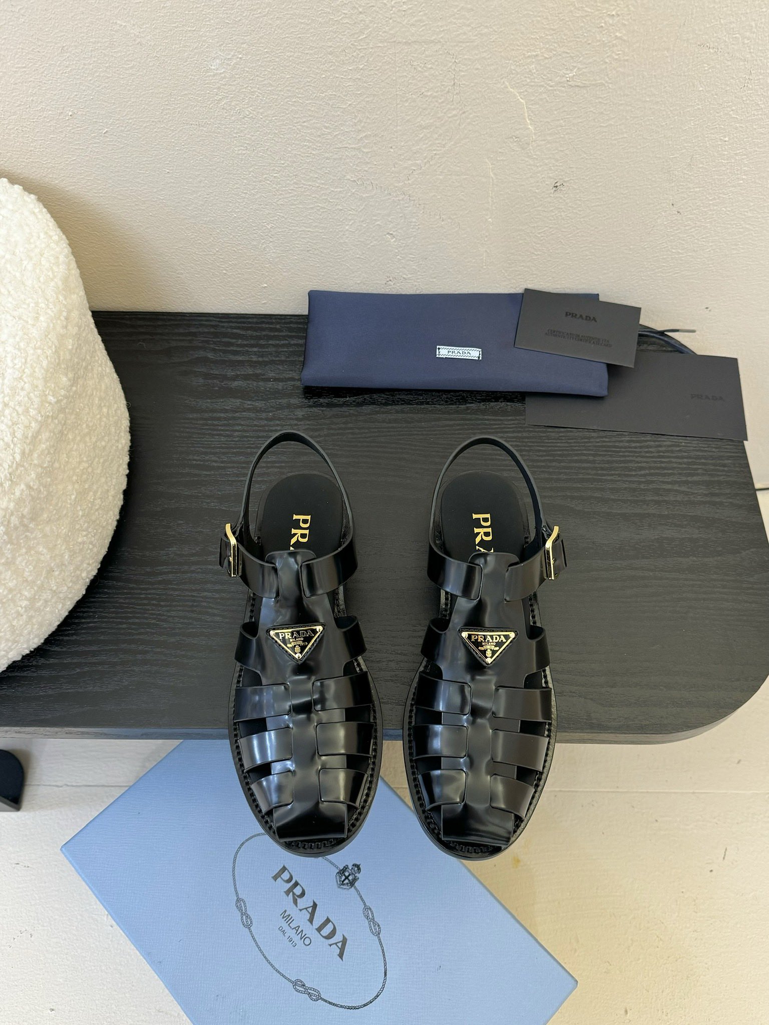 
Prad* 25ss罗马编织皮凉鞋

prad*普拉达 25ss罗马编织凉鞋！复古时髦前卫的轮齿 让整