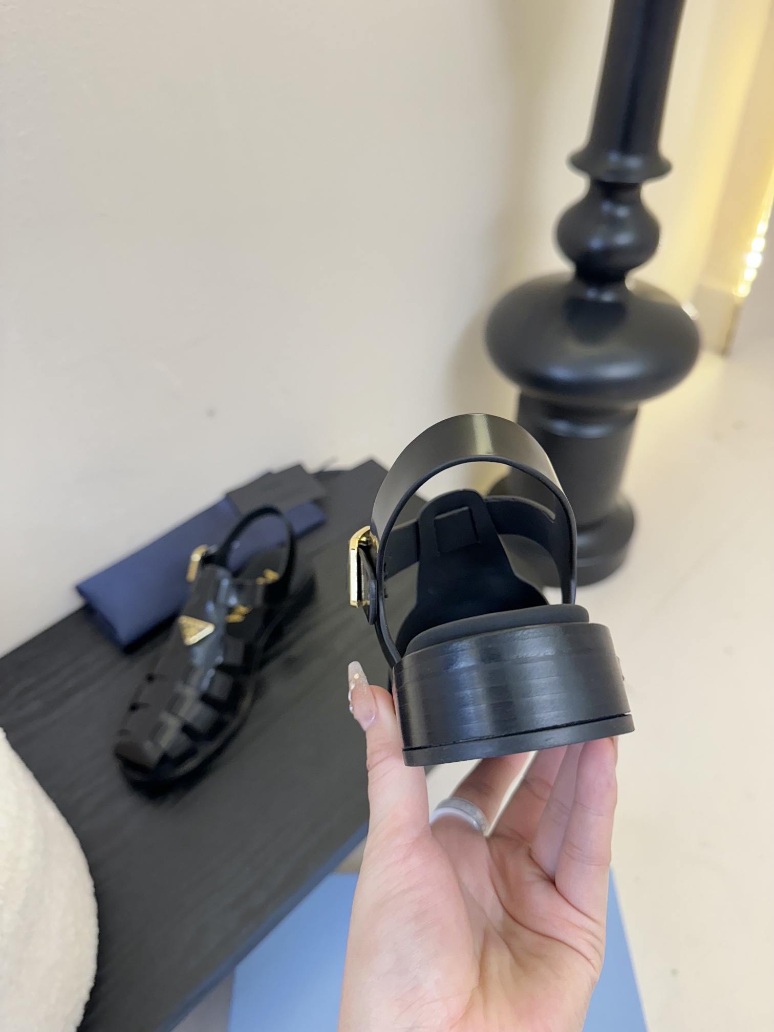
Prad* 25ss罗马编织皮凉鞋

prad*普拉达 25ss罗马编织凉鞋！复古时髦前卫的轮齿 让整