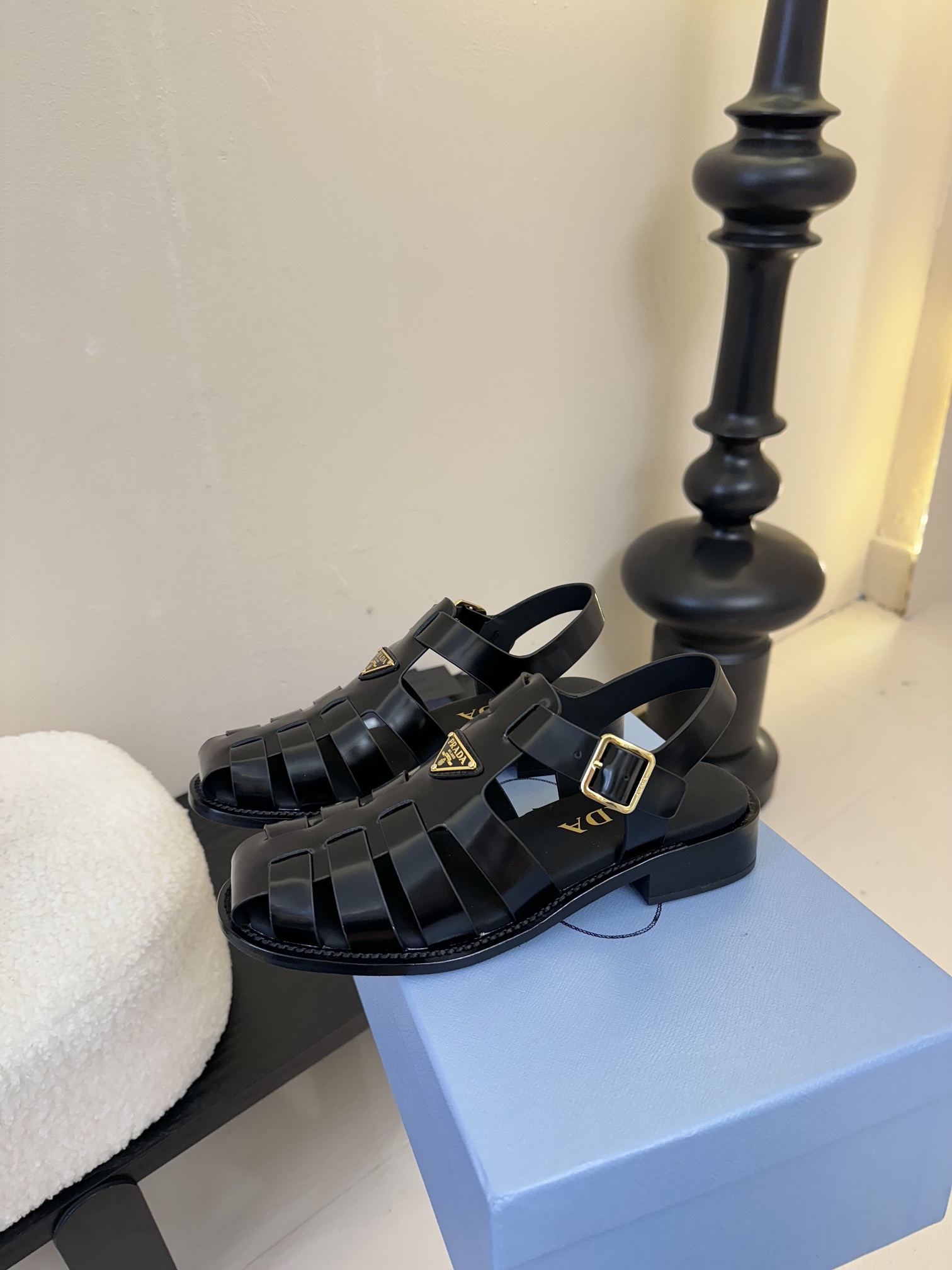 
Prad* 25ss罗马编织皮凉鞋

prad*普拉达 25ss罗马编织凉鞋！复古时髦前卫的轮齿 让整