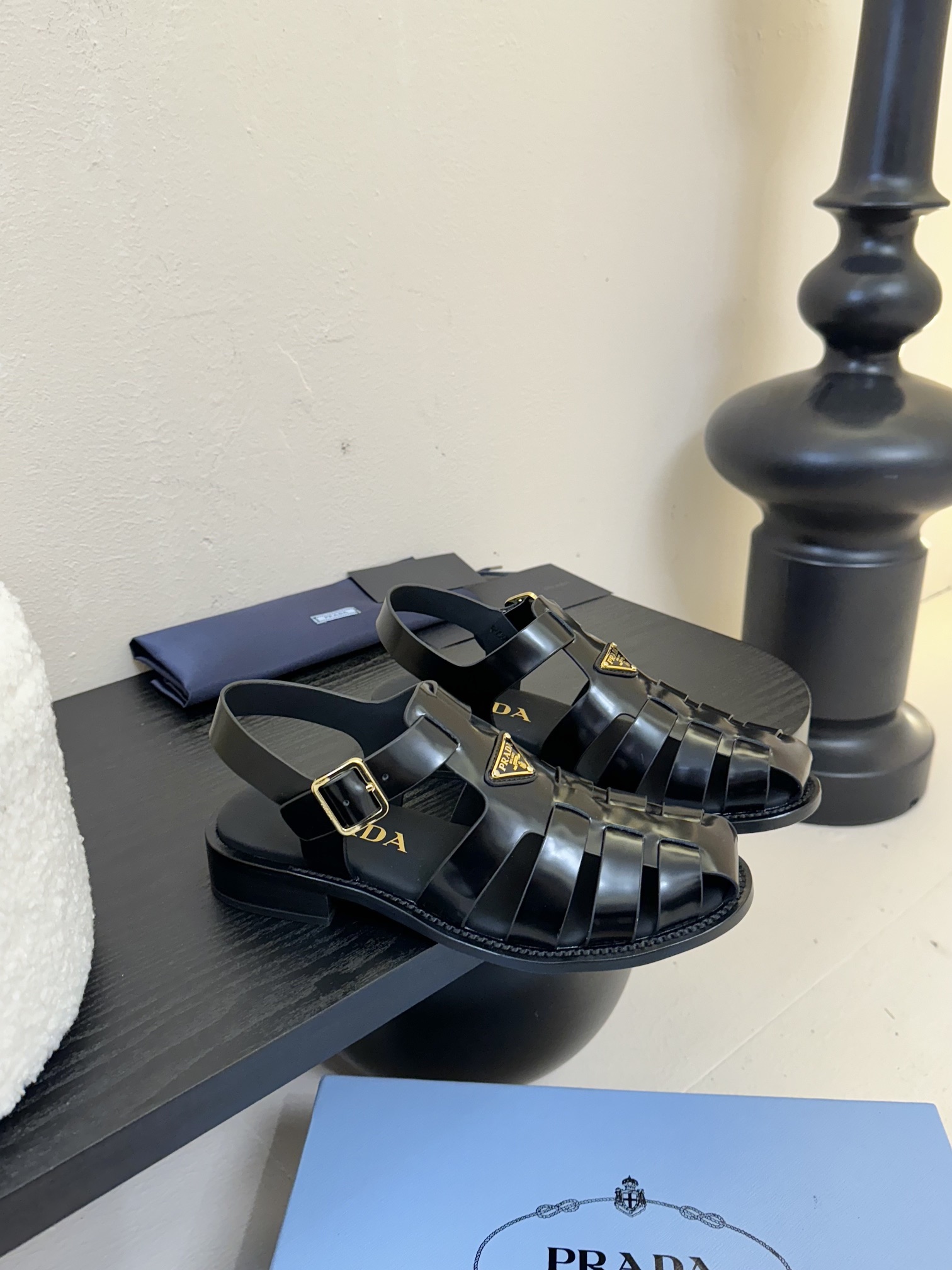
Prad* 25ss罗马编织皮凉鞋

prad*普拉达 25ss罗马编织凉鞋！复古时髦前卫的轮齿 让整