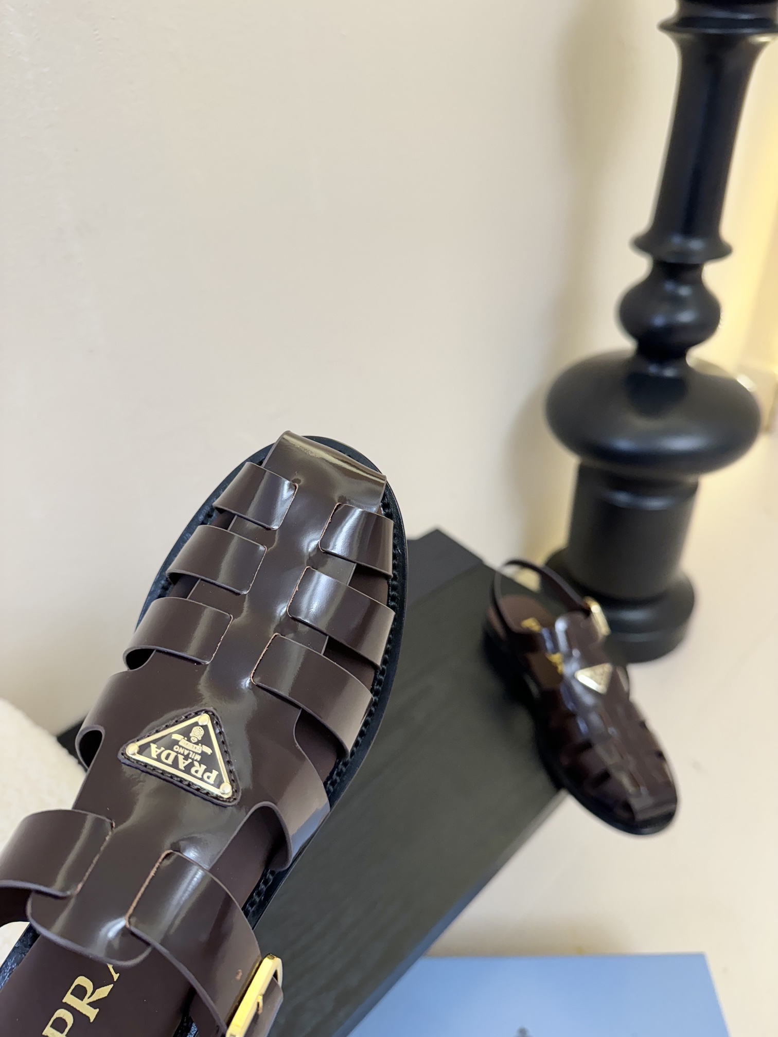 
Prad* 25ss罗马编织皮凉鞋

prad*普拉达 25ss罗马编织凉鞋！复古时髦前卫的轮齿 让整