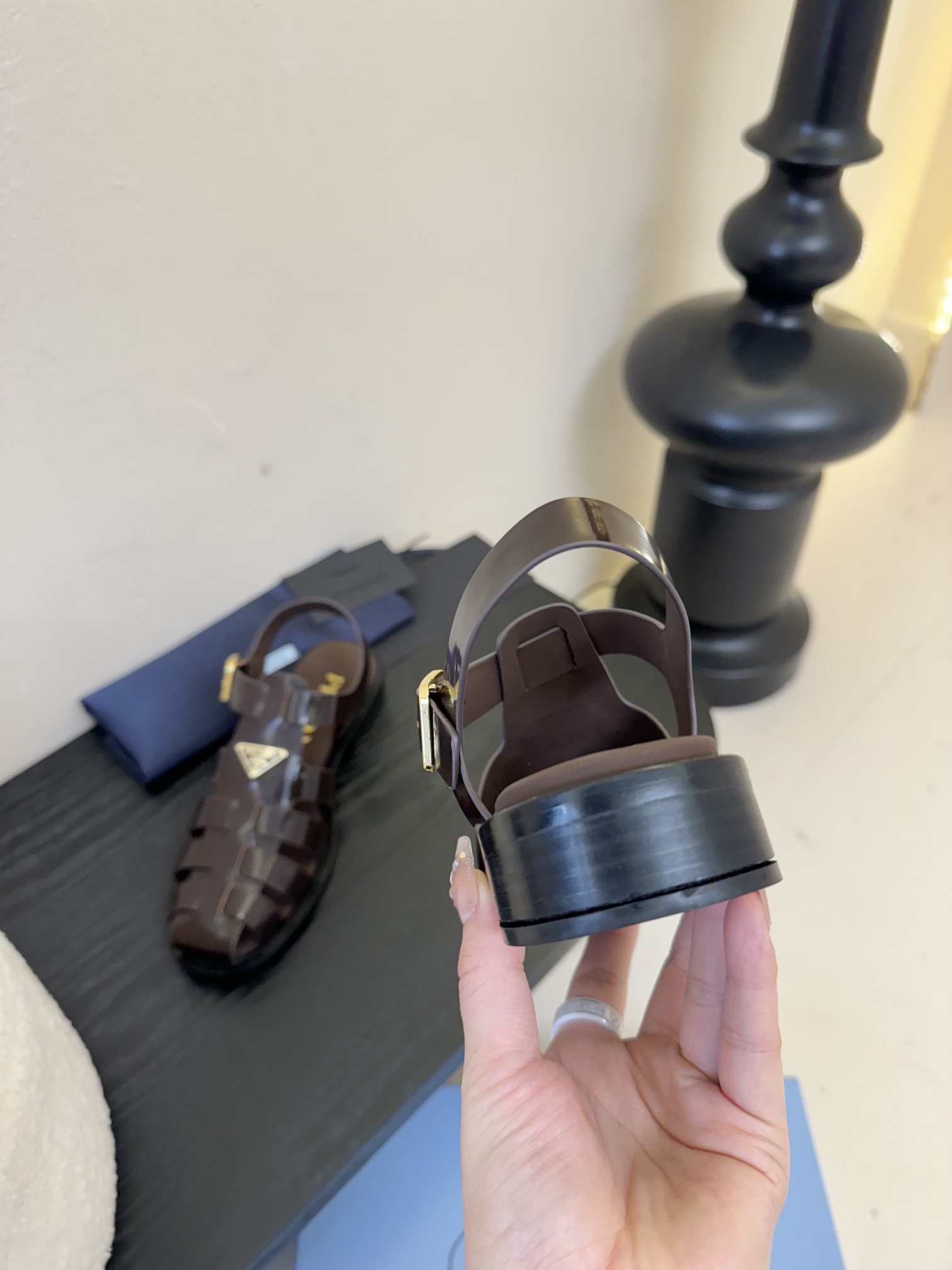 
Prad* 25ss罗马编织皮凉鞋

prad*普拉达 25ss罗马编织凉鞋！复古时髦前卫的轮齿 让整