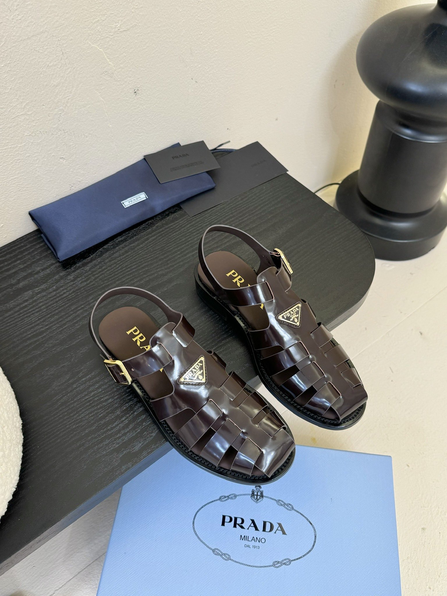 
Prad* 25ss罗马编织皮凉鞋

prad*普拉达 25ss罗马编织凉鞋！复古时髦前卫的轮齿 让整